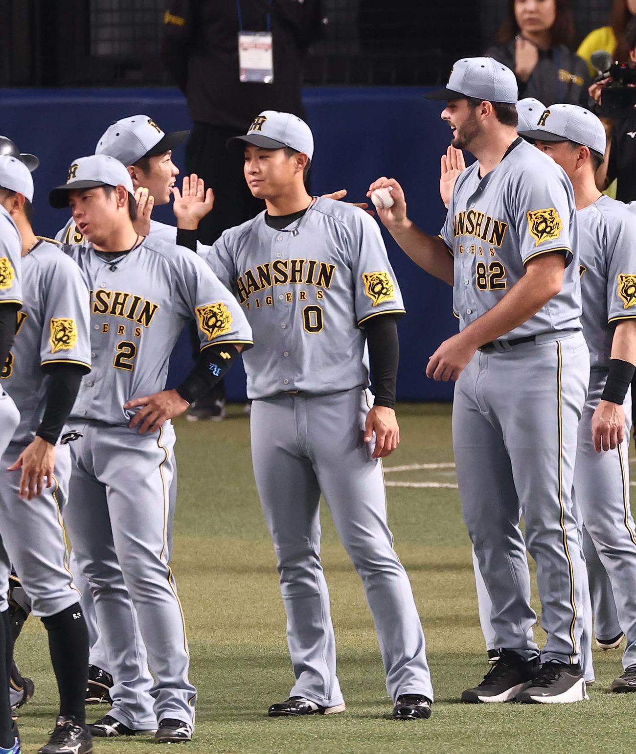 中日対阪神　来日初勝利のハートウィグ（右）は石井から勝利球を受け取る（撮影・上田博志）