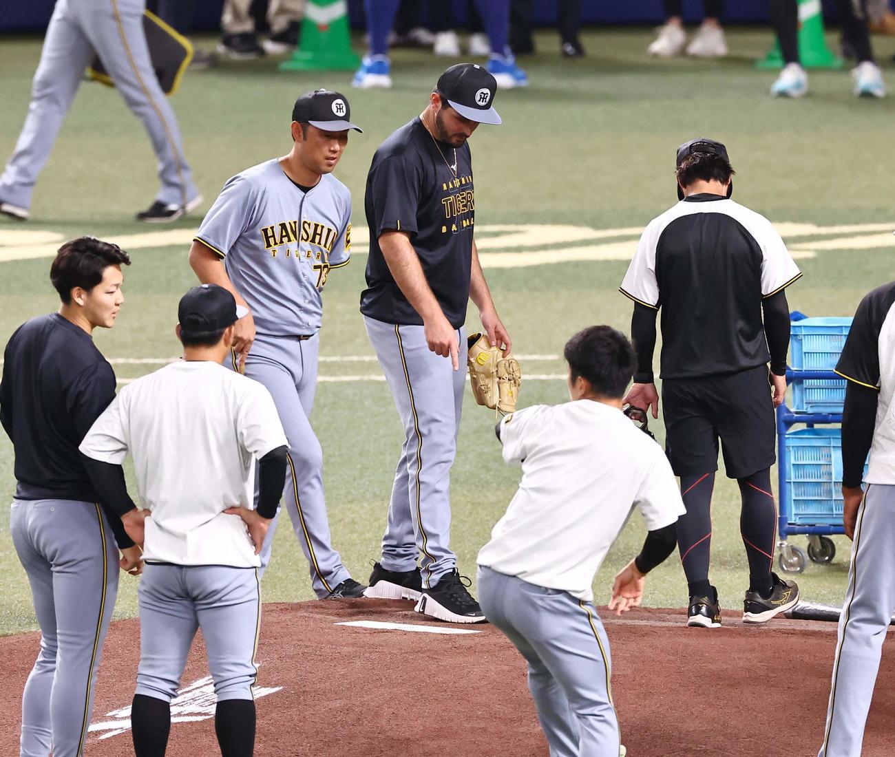 中日対阪神　ハートウィグ（中央）はバンテリンドームナゴヤのマウンドを確認する（撮影・上田博志）