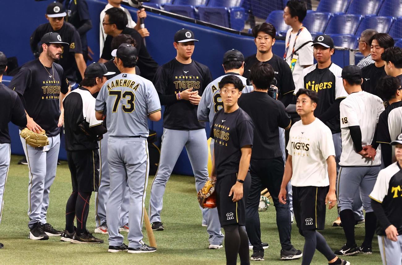 中日対阪神　ハートウィグ（左）は投手の円陣に加わる（撮影・上田博志）
