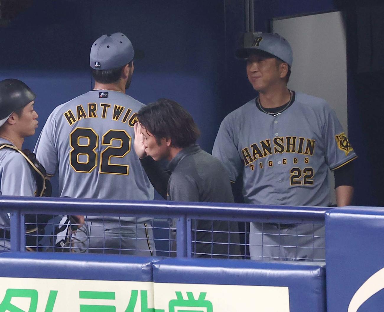 中日対阪神　7回、藤川監督（右）は無失点に抑えたハートウィグをベンチで出迎える（撮影・上田博志）