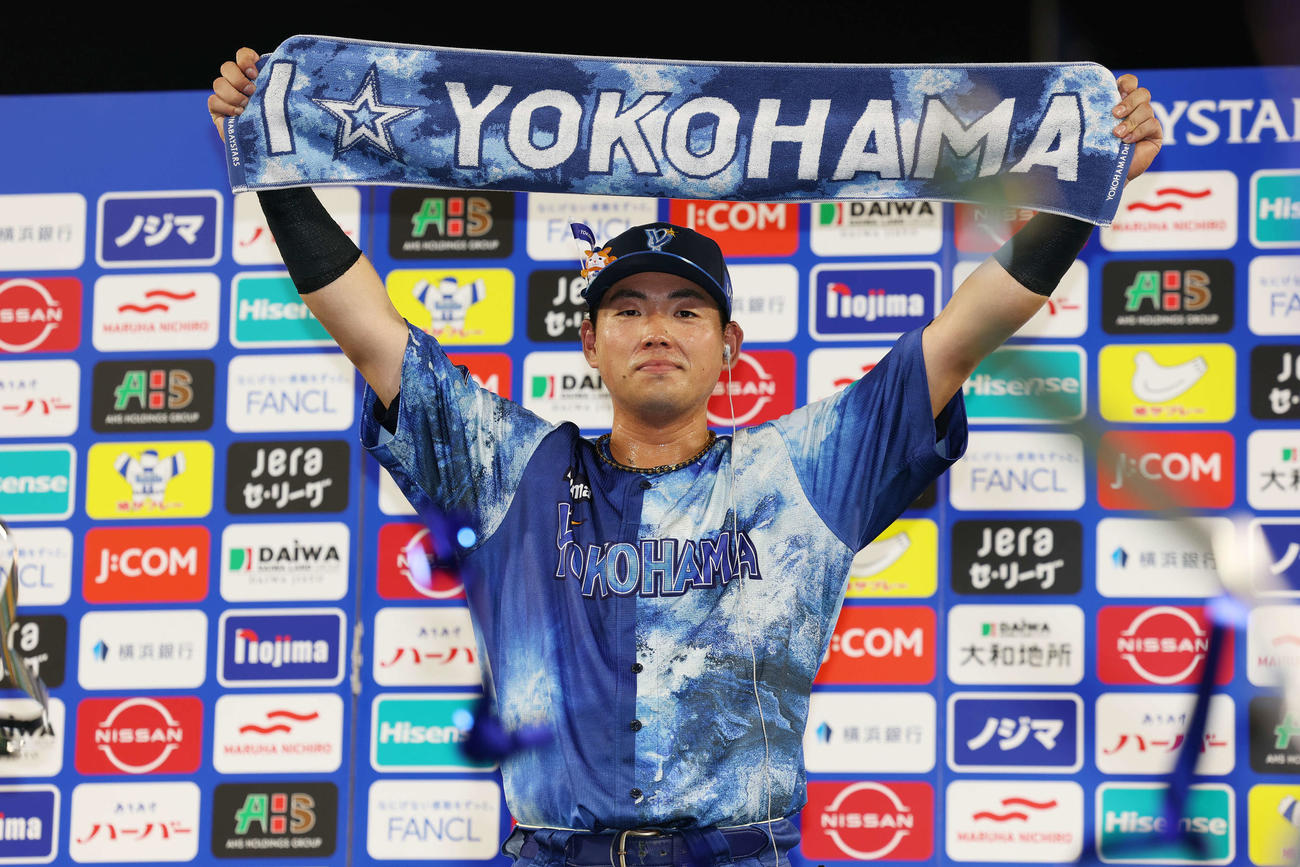 DeNA対広島　ヒーローに選ばれたDeNA蝦名（撮影・宮地輝）