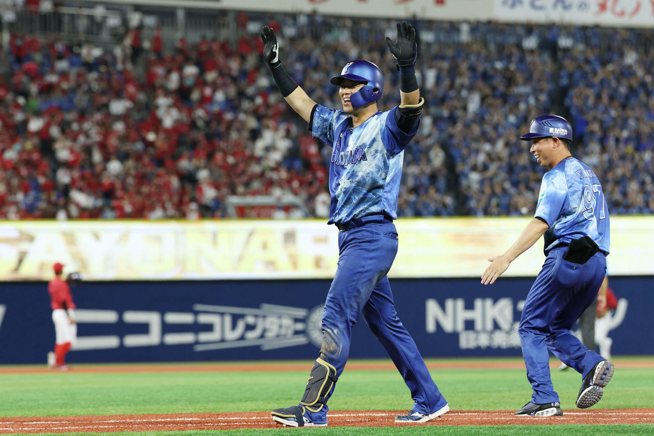DeNA対広島　9回裏DeNA無死満塁、サヨナラ左犠飛を放ち喜ぶ蝦名（撮影・宮地輝）