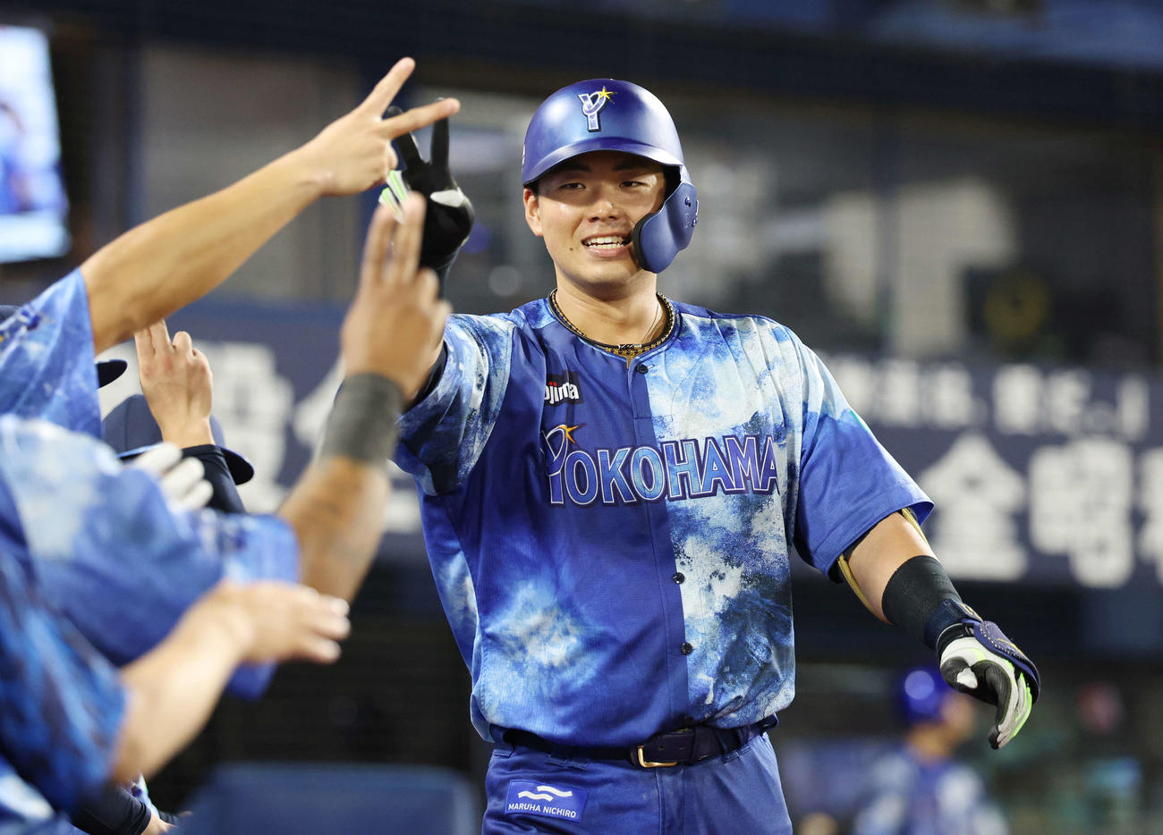 DeNA対広島　6回裏DeNA無死、ソロ本塁打を放ちチームメートと喜ぶ蝦名（撮影・宮地輝）