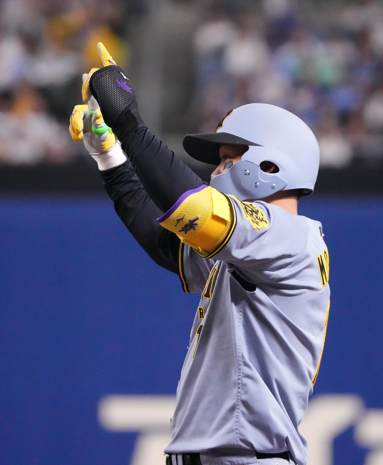中日対阪神　9回表阪神1死満塁、右前適時打を放ちベンチへ向かってアピール森下（撮影・森本幸一）