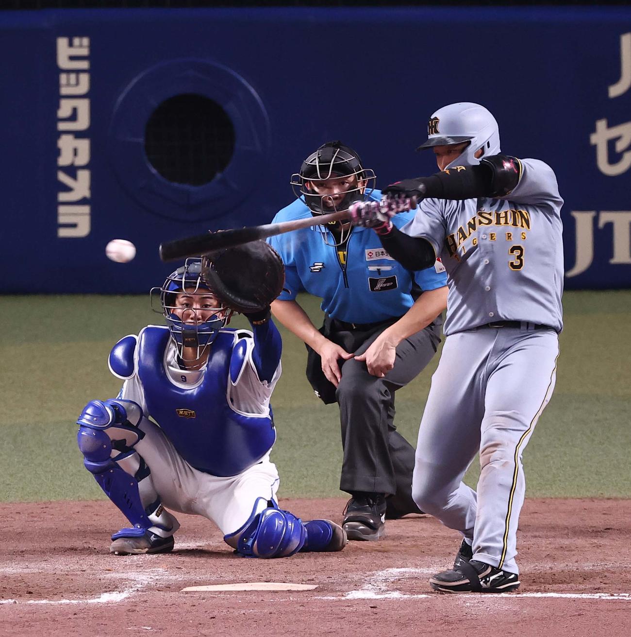 中日対阪神　9回表阪神2死満塁、大山は右前に2点適時打を放つ（撮影・上田博志）