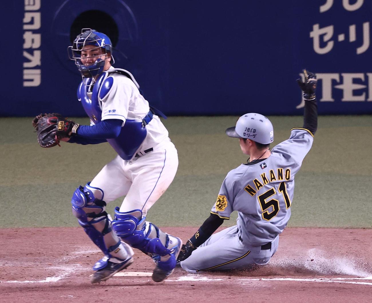 中日対阪神　9回表阪神2死満塁、中野は大山の適時打で生還する（撮影・上田博志）