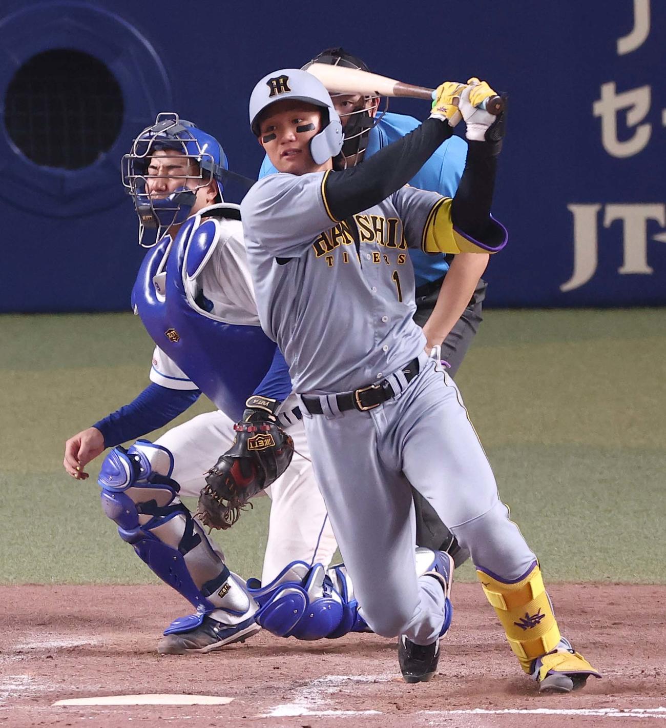 中日対阪神　9回表阪神1死満塁、森下は適時打を放つ（撮影・上田博志）