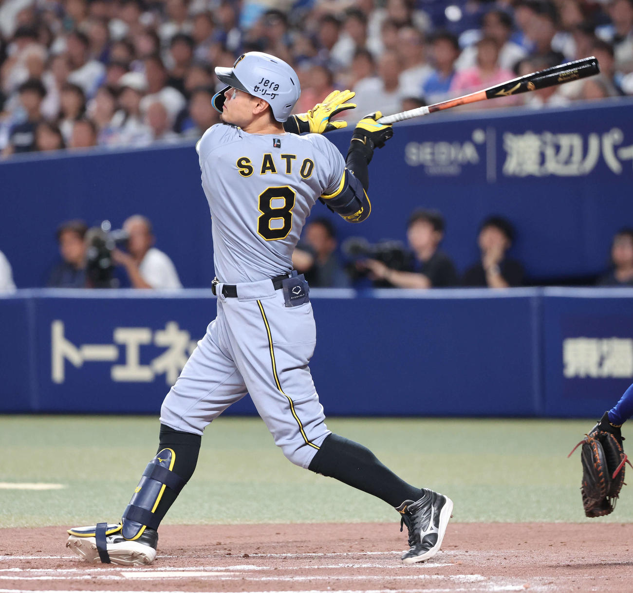 中日対阪神　8回表阪神無死一、二塁、佐藤輝は右中間に逆転本塁打を放つ（撮影・西尾就之）