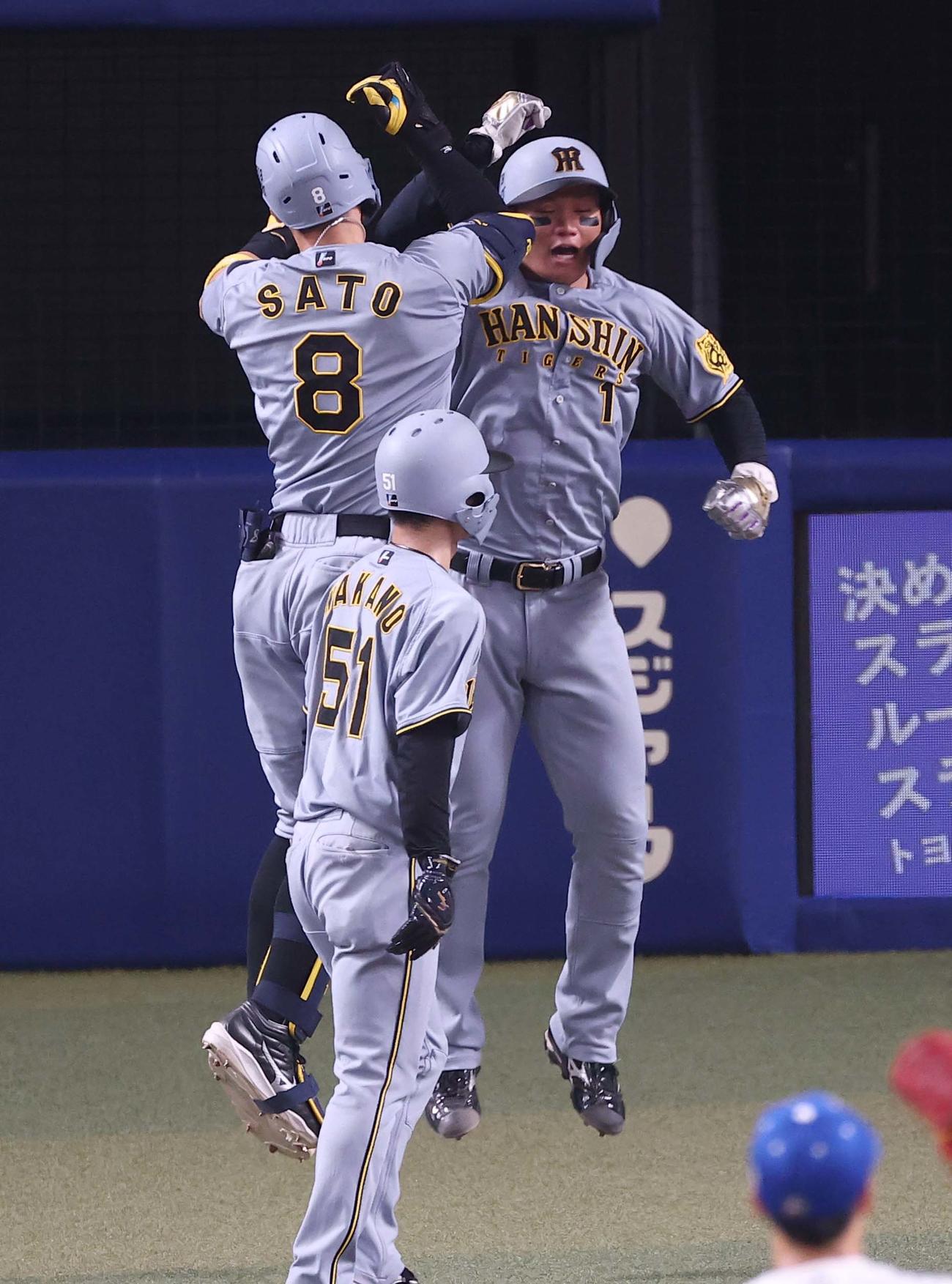 中日対阪神　8回表中日無死一、二塁、逆転3点本塁打を放った佐藤輝（左）は森下と喜び合う（撮影・上田博志）