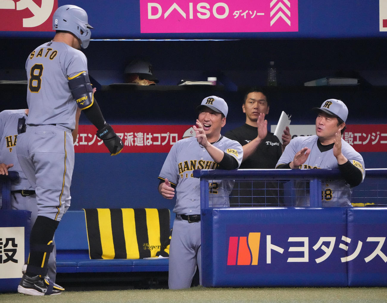 中日対阪神　8回表阪神無死一、二塁、藤川監督（中央）は右中間へ3点本塁打を放った佐藤輝を迎える（撮影・森本幸一）