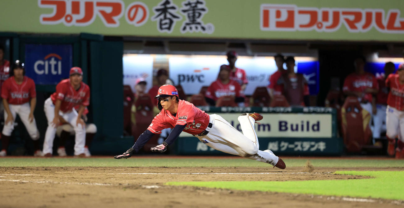 楽天対オリックス　11回裏楽天2死二塁、黒川のサヨナラ適時打で生還する武藤（撮影・浅見桂子）