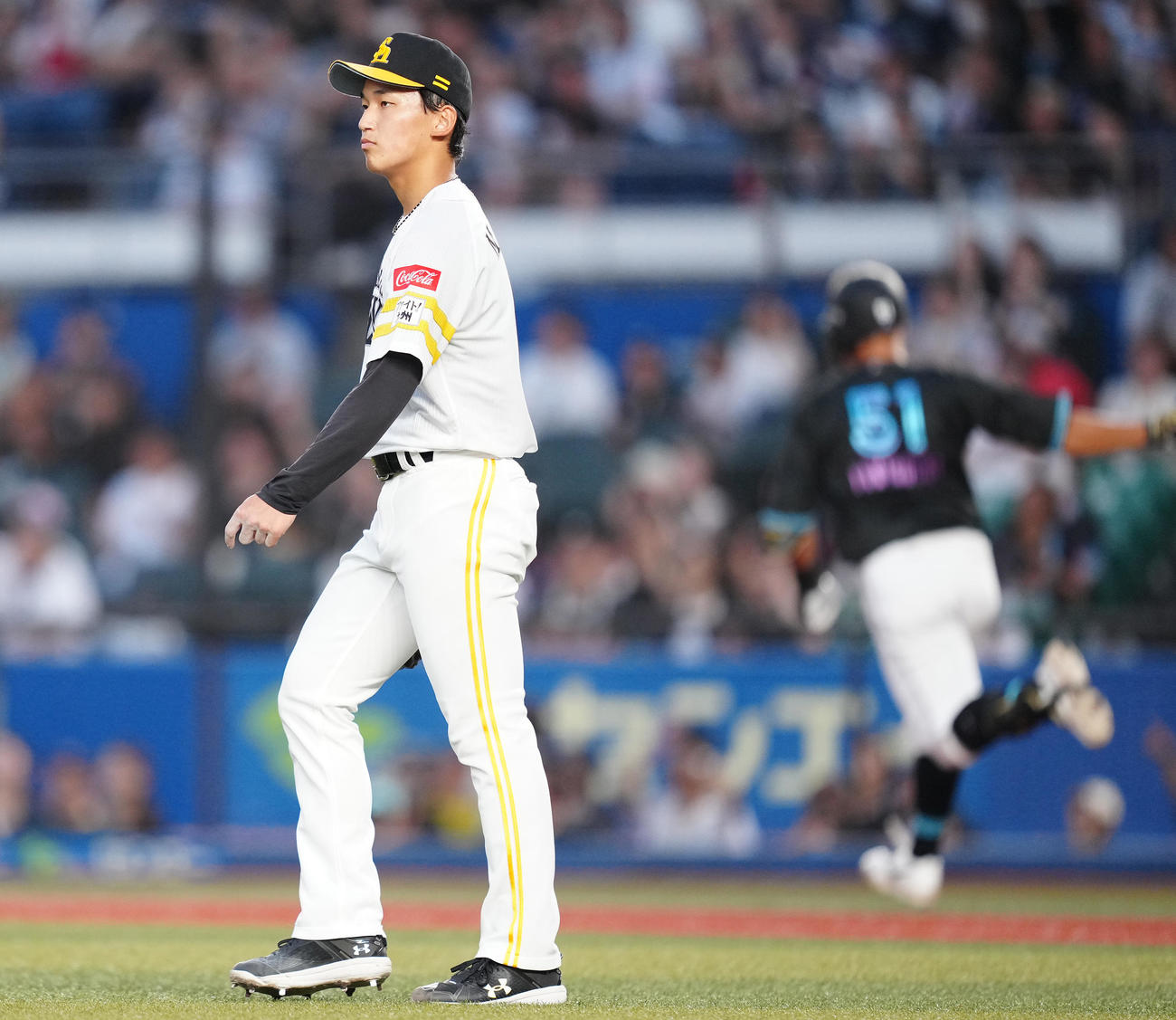 ロッテ対ソフトバンク　2回裏ロッテ無死一、三塁、山口に先制の左越え3点本塁打を浴び、ぼうぜんとする前田悠（撮影・鈴木みどり）