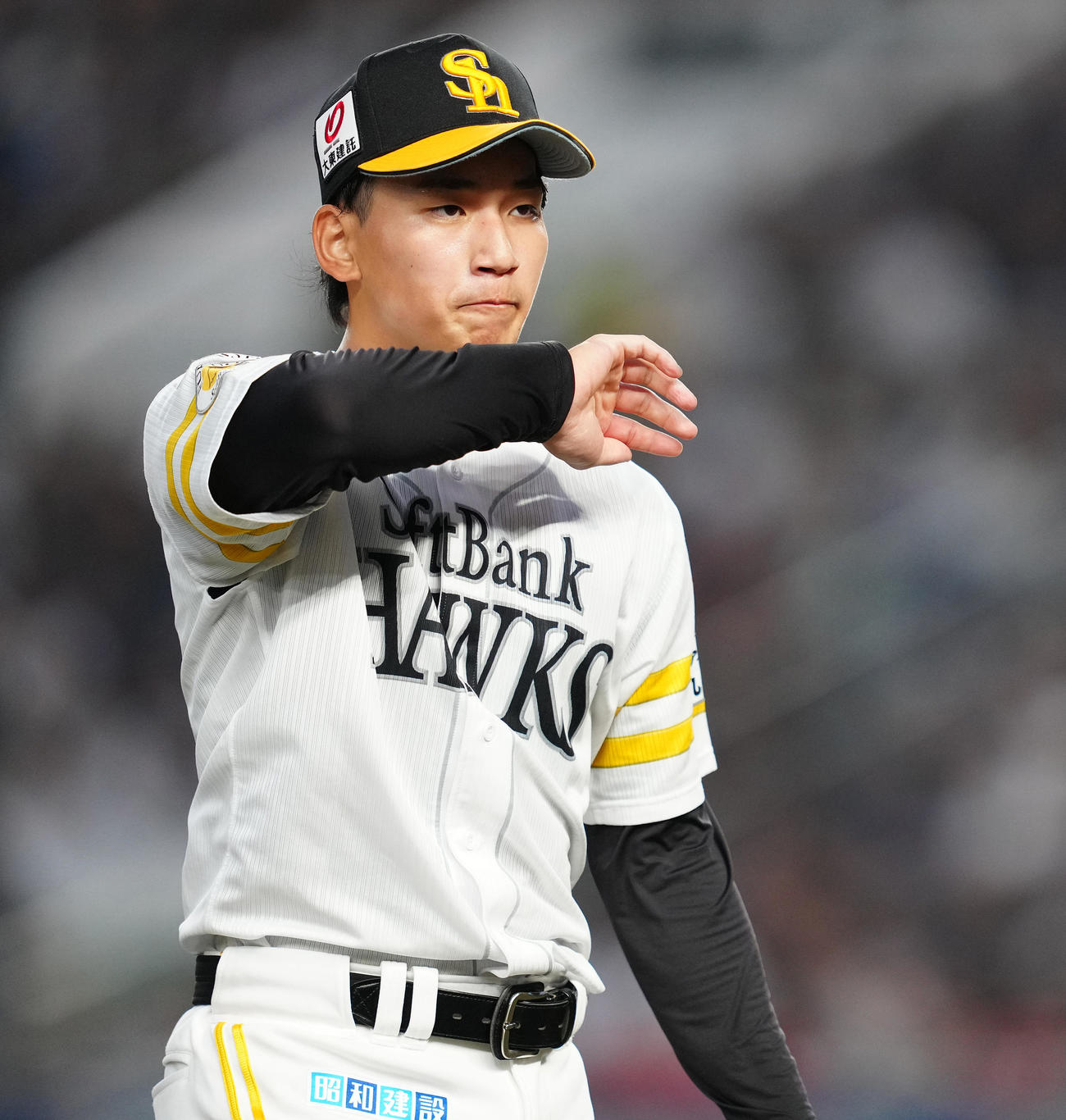 ロッテ対ソフトバンク　2回裏を終え、汗をぬぐいながらベンチへ戻るソフトバンク前田悠（撮影・鈴木みどり）