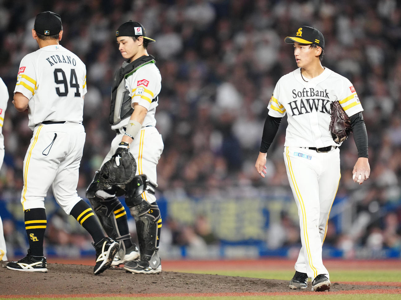 ロッテ対ソフトバンク　5回裏途中で降板するソフトバンク前田悠（右）（撮影・鈴木みどり）