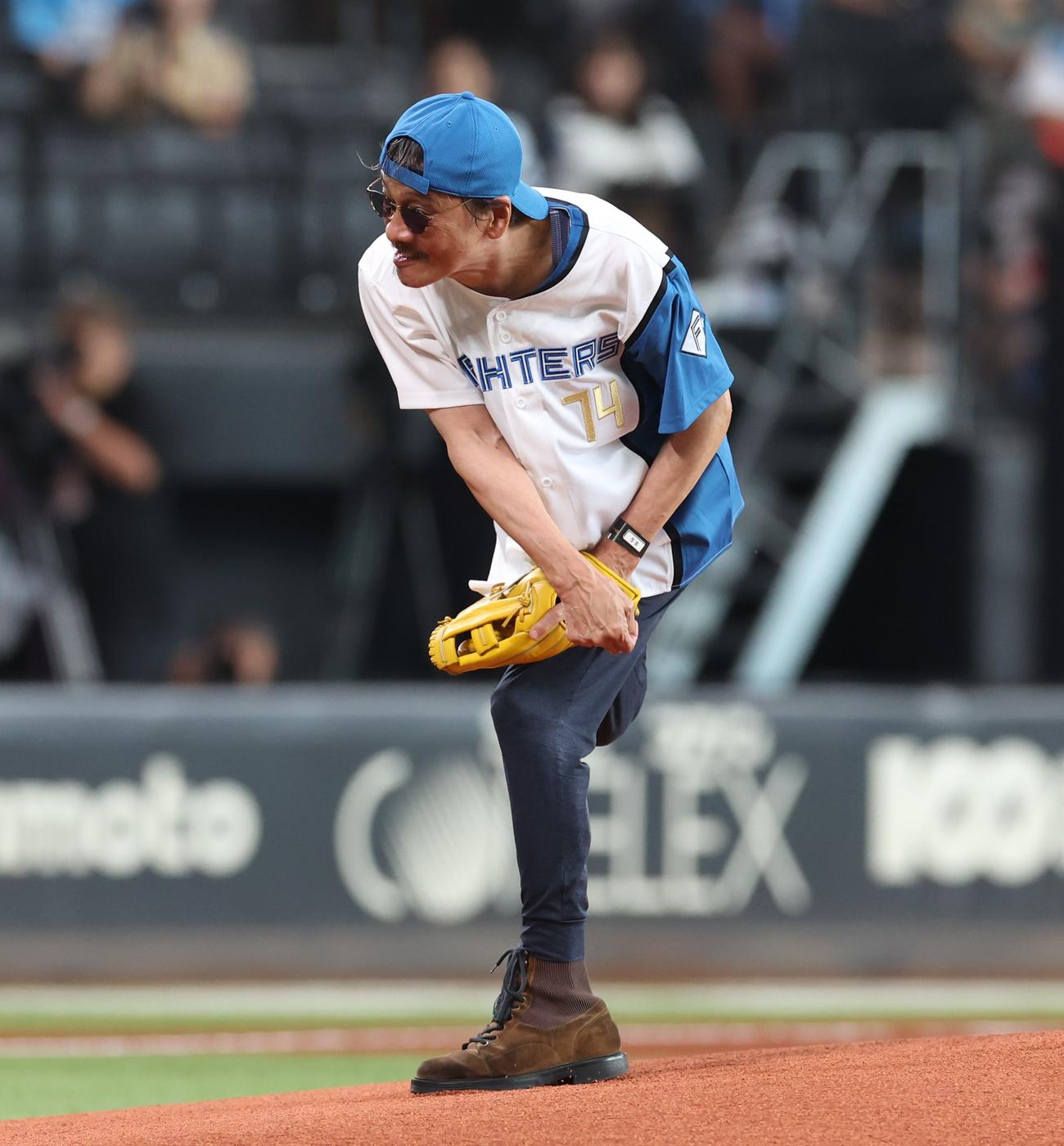 日本ハム対西武　ファーストピッチセレモニーで投球する近藤房之助（撮影・黒川智章）