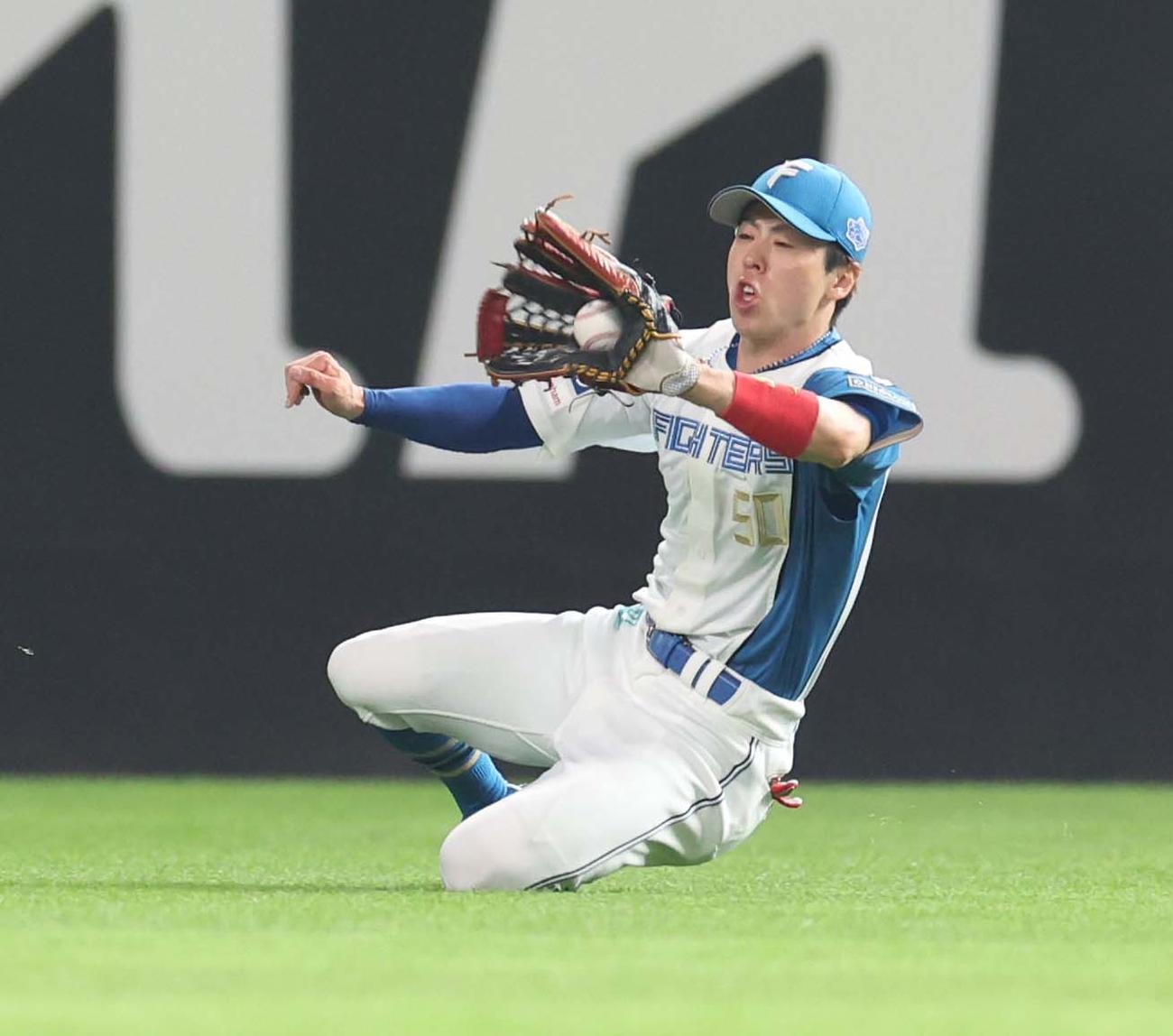 日本ハム対西武　2回表西武無死、ネビンの打球をスライディングキャッチする五十幡（撮影・黒川智章）