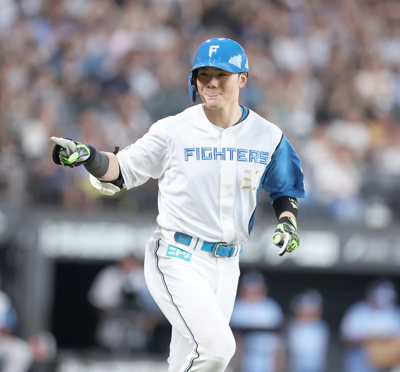 日本ハム対西武　6回裏日本ハム1死、右越え本塁打を放ち笑顔の清宮幸（撮影・黒川智章）