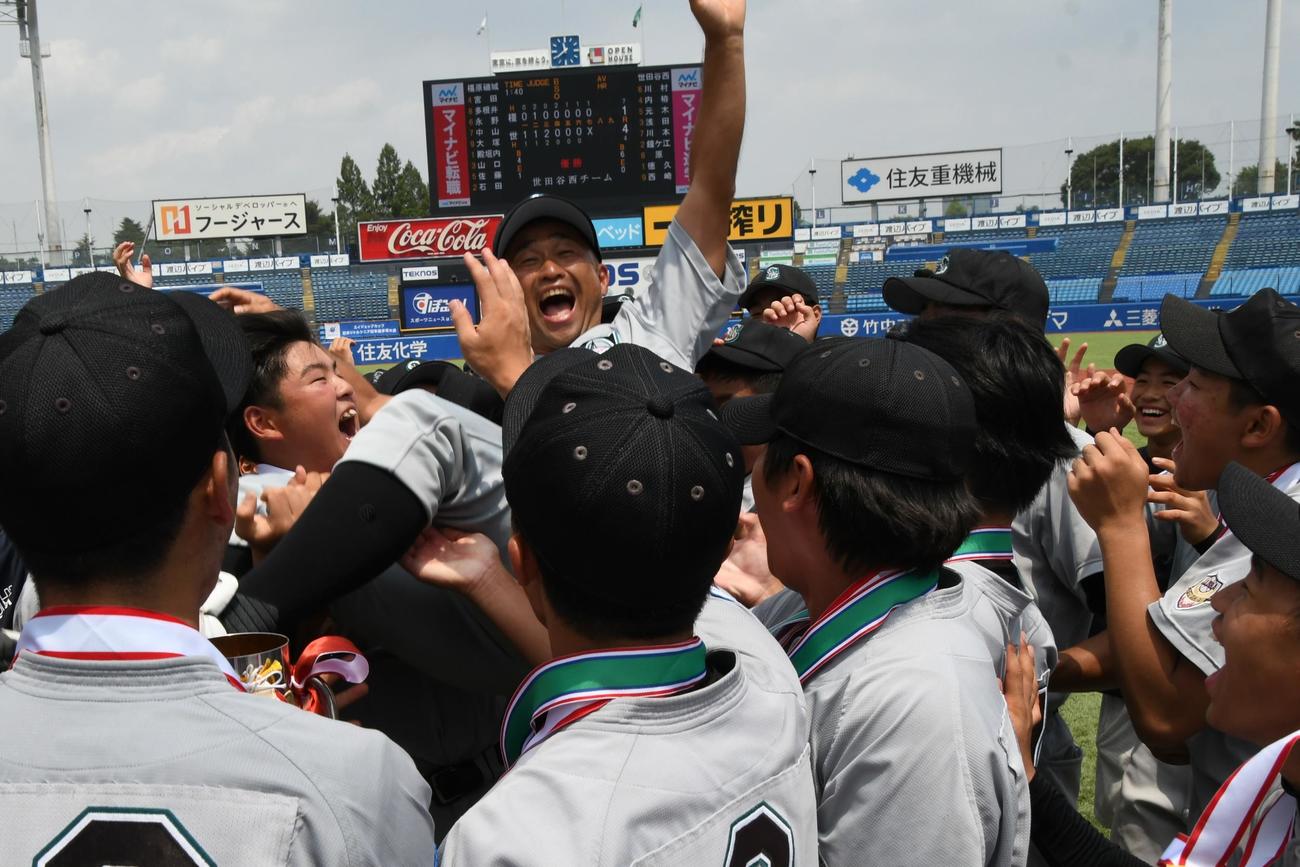 世田谷西の吉田監督が選手たちに胴上げされた。春の全国選抜優勝後には「胴上げは夏までとっておく」と選手と約束。ナインは口々に「やっと胴上げできる」と喜んだ（撮影・久我悟）