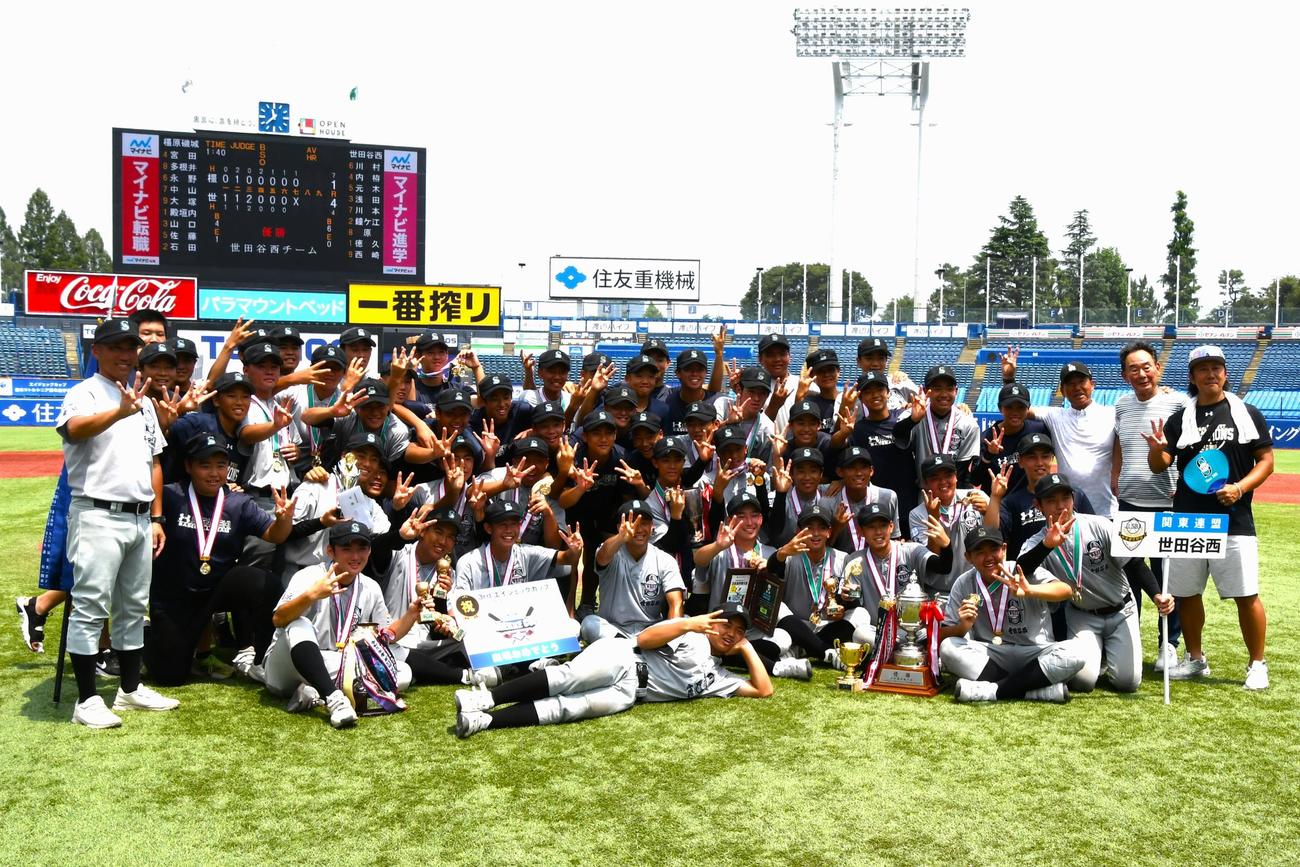 世田谷西は閉会式後のグラウンドにスタンドの3年生を呼び寄せ記念撮影。オーナーで元西武監督の東尾修氏（後列右から2人目）も加わり祝福した（撮影・久我悟）
