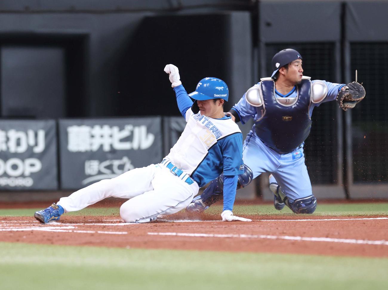 日本ハム対西武　2回裏日本ハム1死一、二塁、松本剛の中前適時打で生還する二塁走者石井（撮影・黒川智章）