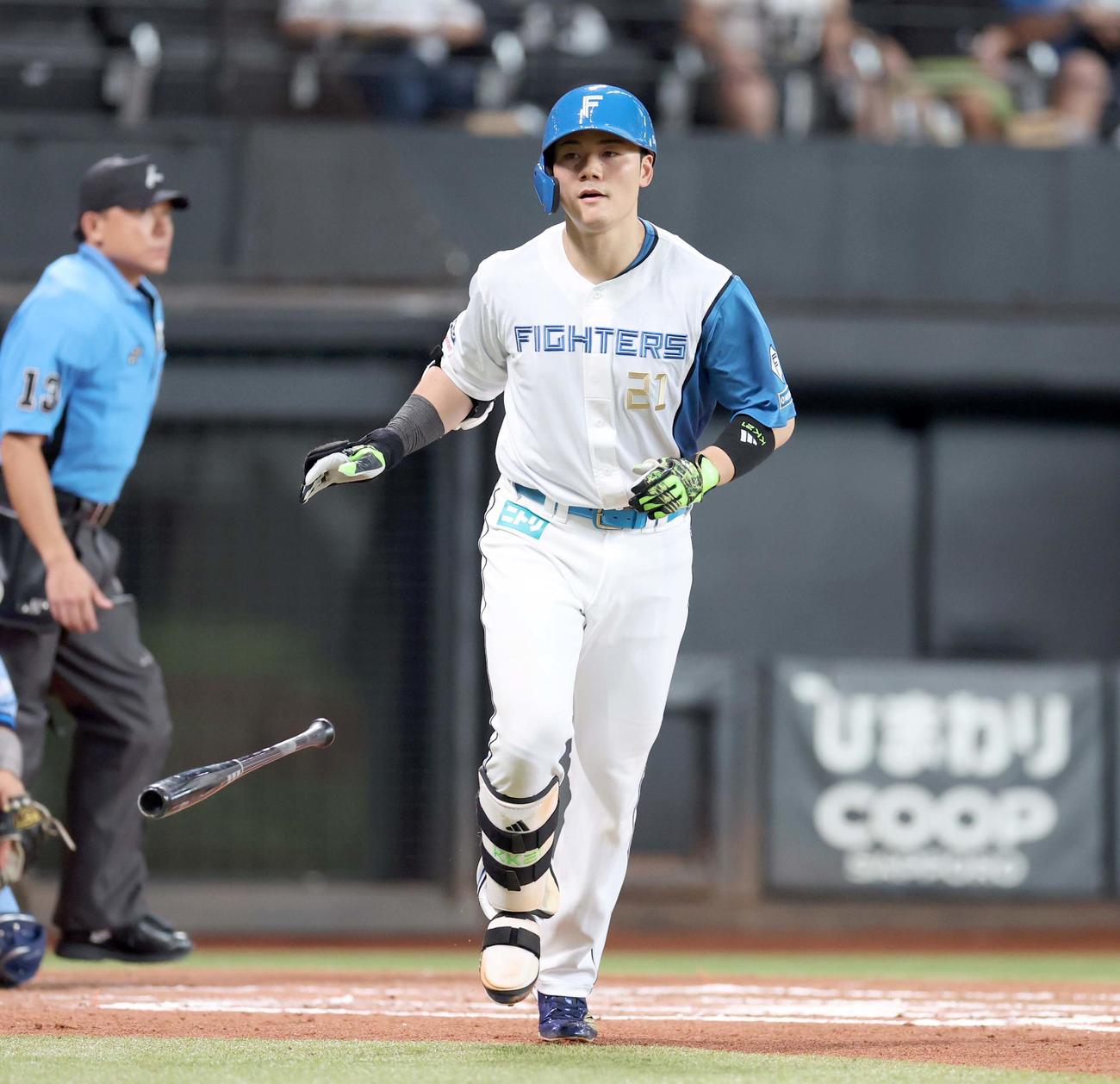 日本ハム対西武　6回裏日本ハム1死、右越え本塁打を放つ清宮幸（撮影・黒川智章）