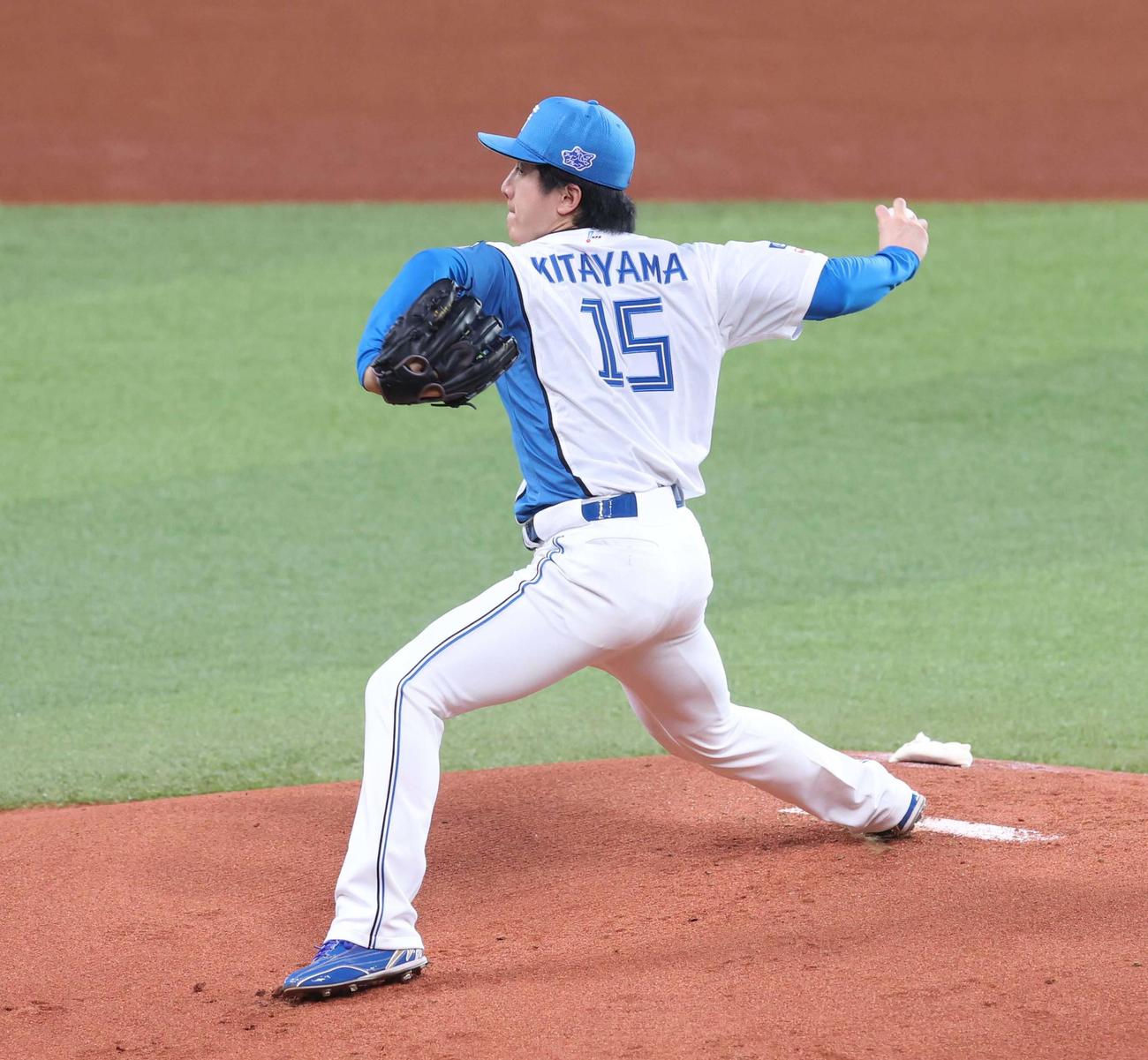 日本ハム対西武　新背番号15を付け投球する日本ハム先発の北山（撮影・黒川智章）