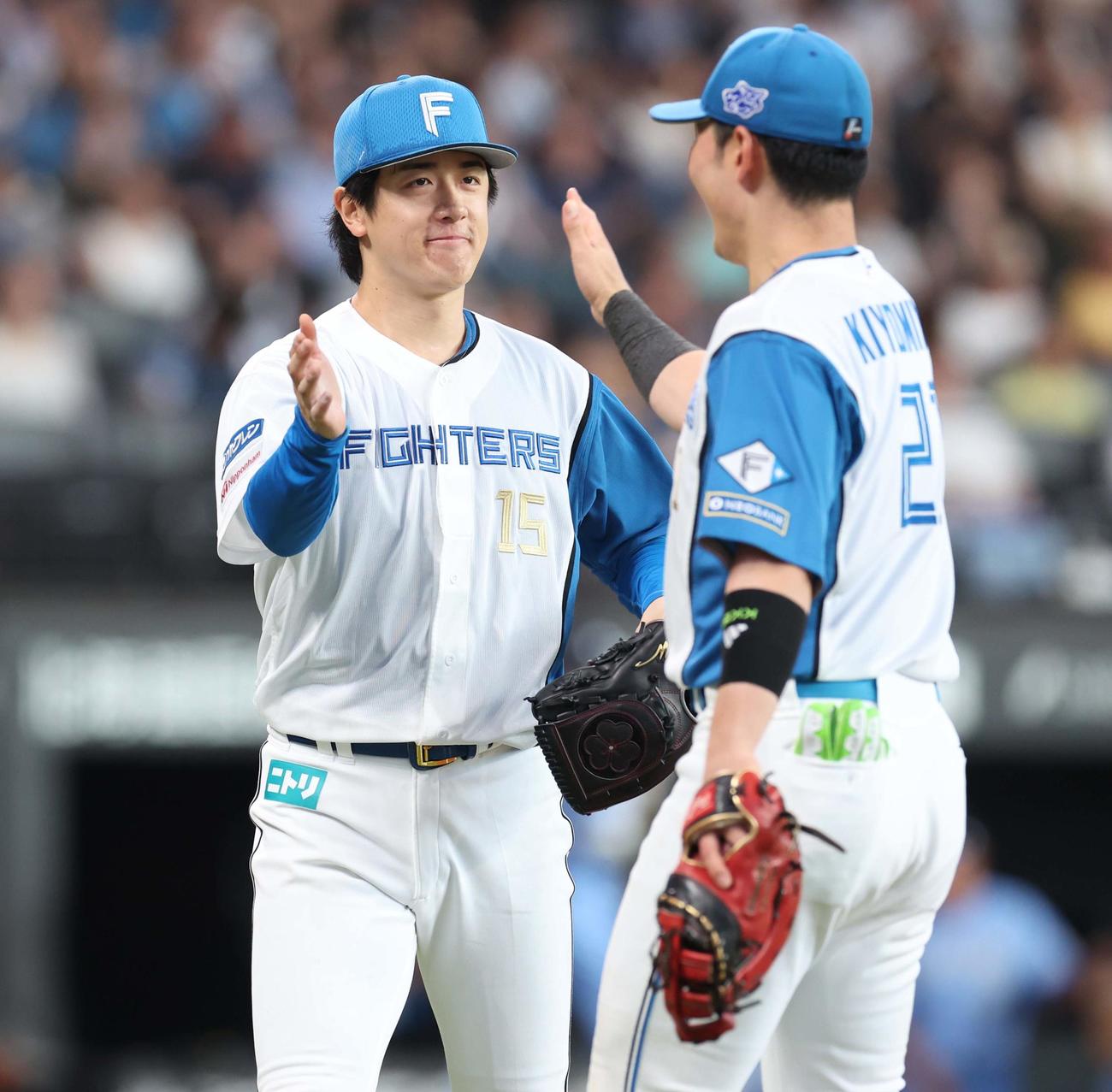 日本ハム対西武　8回表、満塁のピンチをしのぎ清宮幸（右）とタッチする北山（撮影・黒川智章）