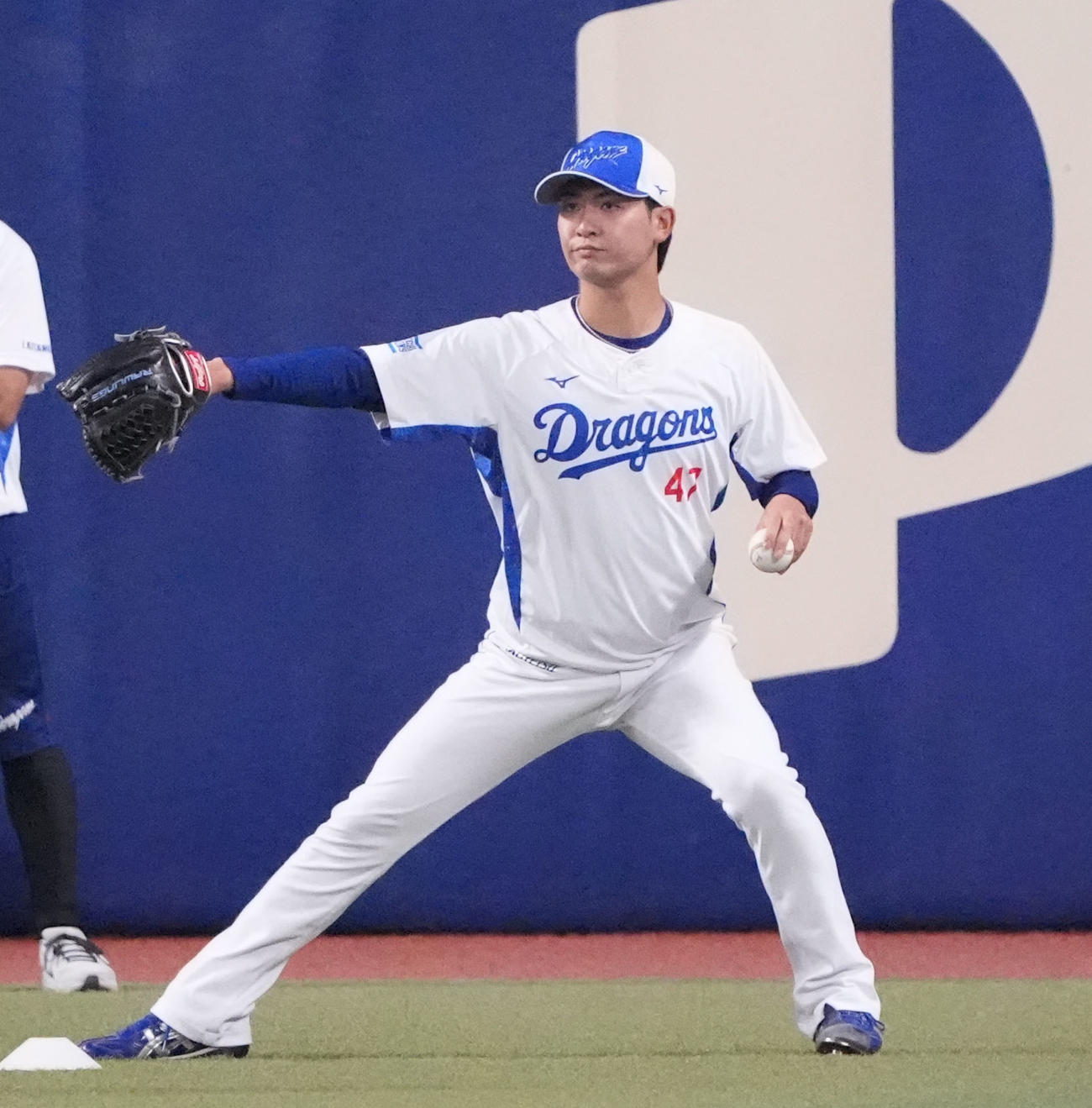 中日対阪神　試合前、キャッチボールをする吉田（撮影・森本幸一）