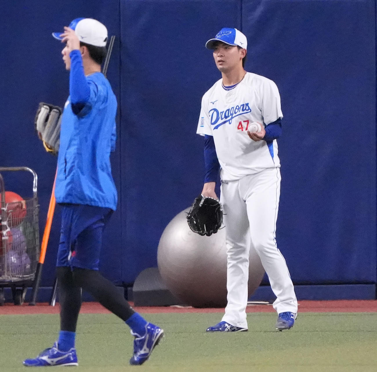 中日対阪神　試合前、キャッチボールをする吉田（右）左は金丸（撮影・森本幸一）