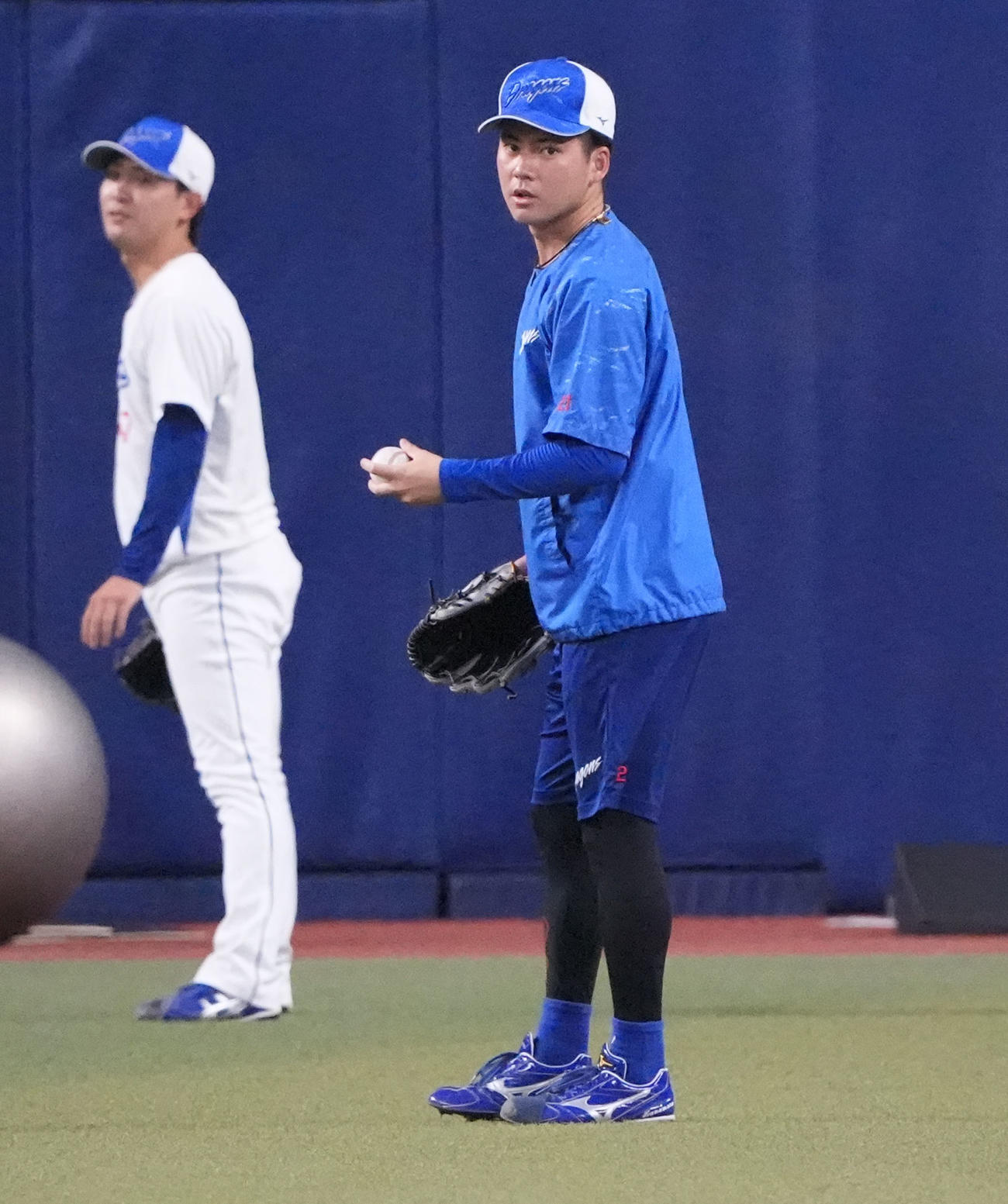 中日対阪神　試合前、キャッチボールをする金丸（右）左は吉田（撮影・森本幸一）