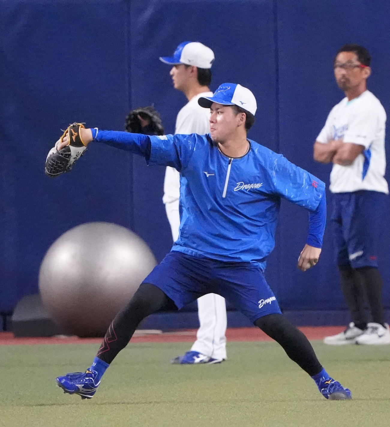 中日対阪神　試合前、キャッチボールをする金丸（手前）奥は吉田（撮影・森本幸一）