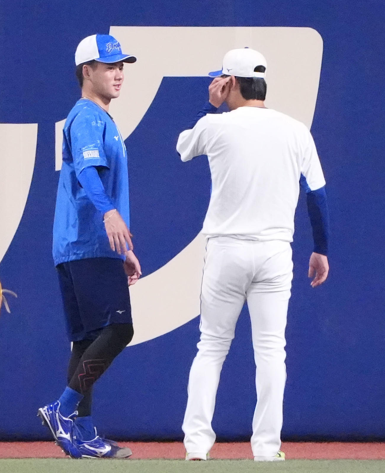 中日対阪神　試合前、吉田（右）と言葉を交わす金丸（撮影・森本幸一）