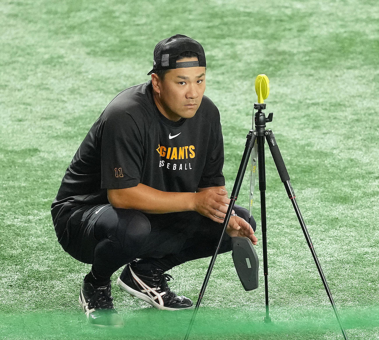 練習機器を見つめる巨人田中将（撮影・足立雅史）