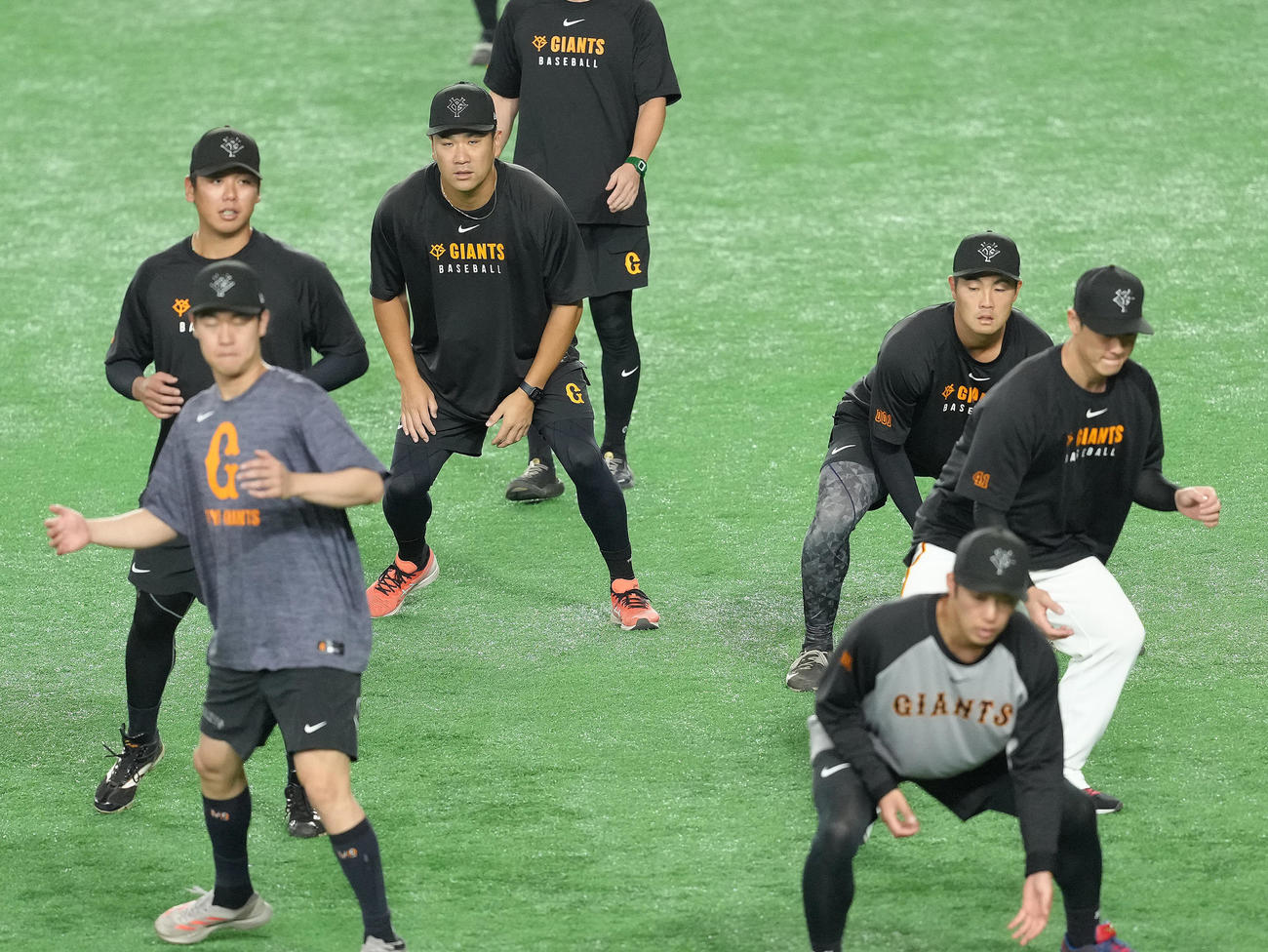 調整する巨人田中将（後方左から2人目）ら（撮影・足立雅史）