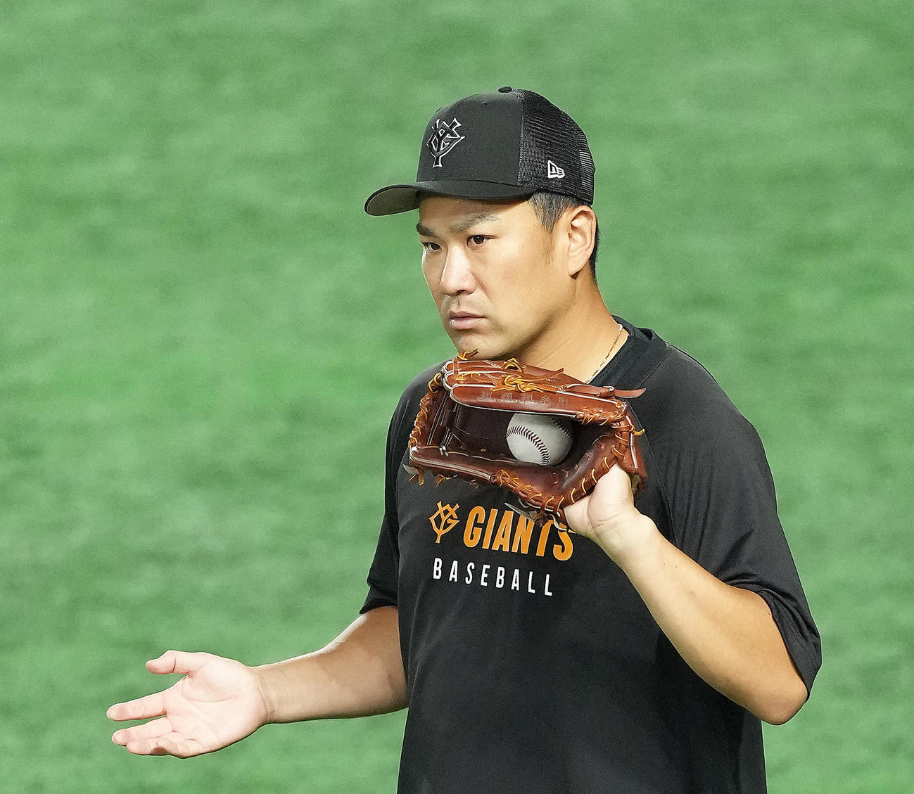 調整する巨人田中将（撮影・足立雅史）