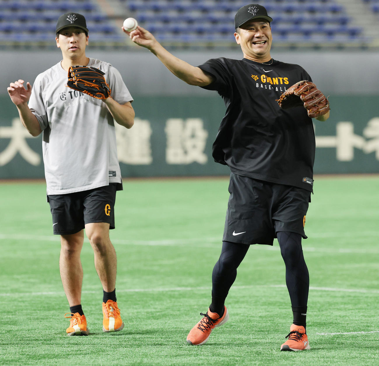 巨人対ヤクルト　笑顔で練習する巨人田中将（撮影・野上伸悟）