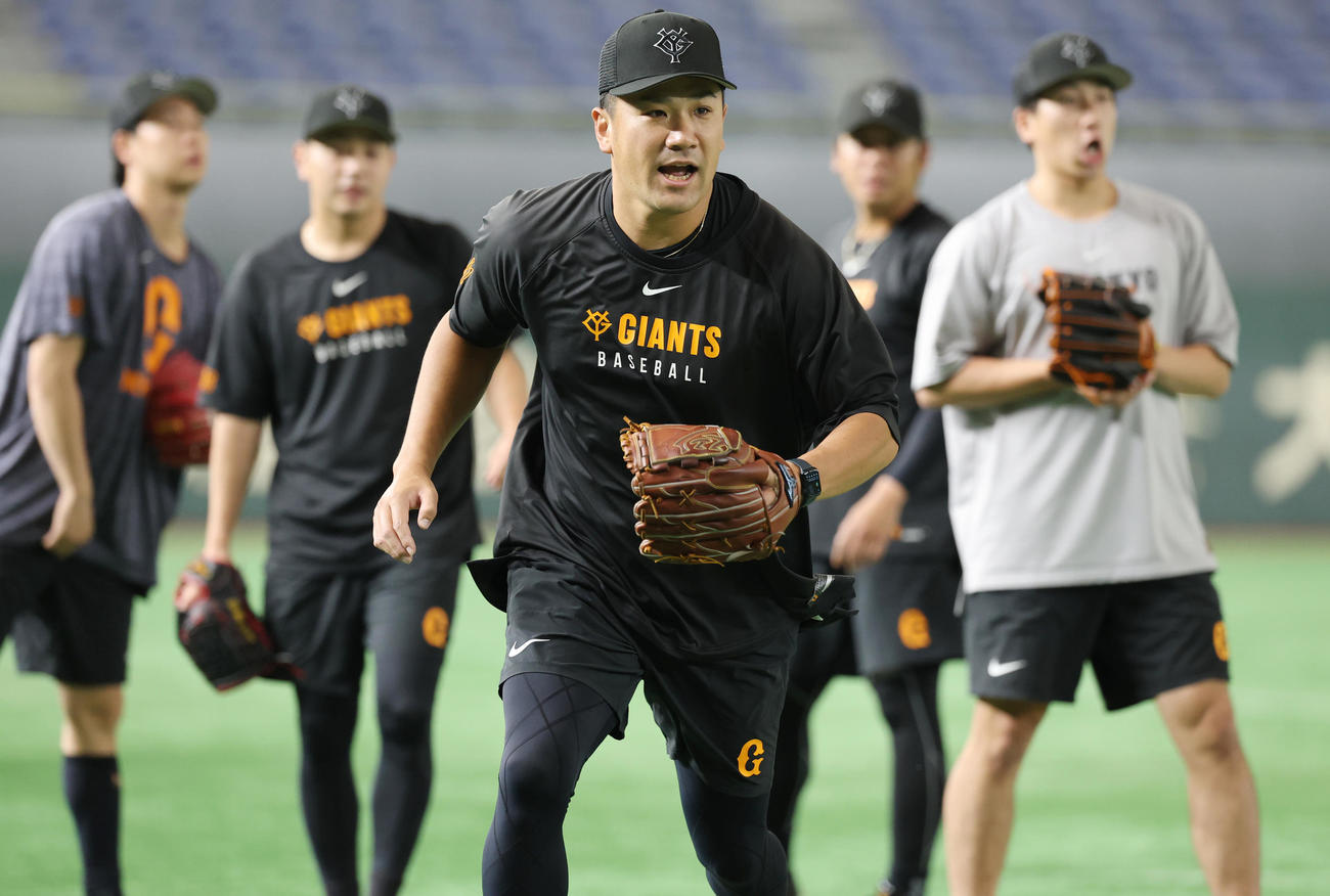 巨人対ヤクルト　ノックを受ける巨人田中将（撮影・野上伸悟）