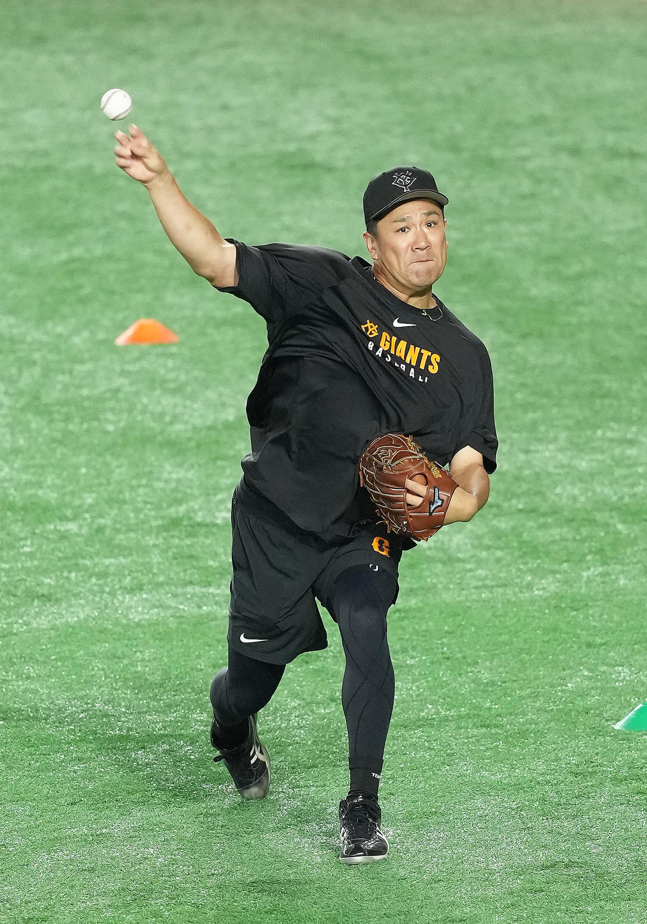 キャッチボールで調整する巨人田中将（撮影・足立雅史）