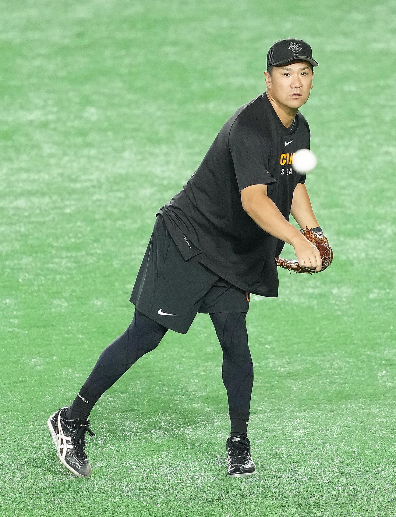 キャッチボールで調整する巨人田中将（撮影・足立雅史）