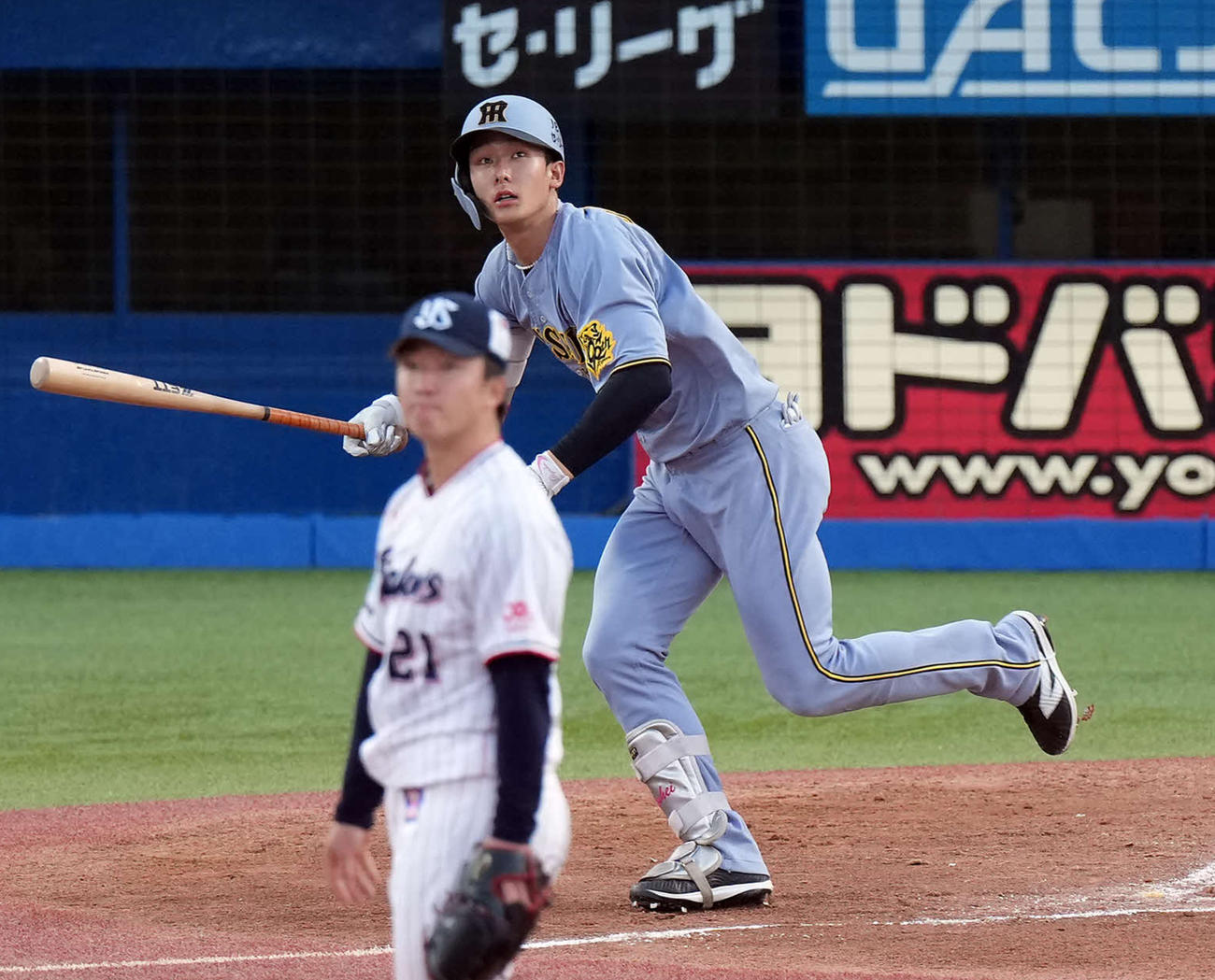 ヤクルト対阪神　2回表阪神1死、中越えに先制のソロ本塁打を放つ小幡。投手吉村（撮影・たえ見朱実）