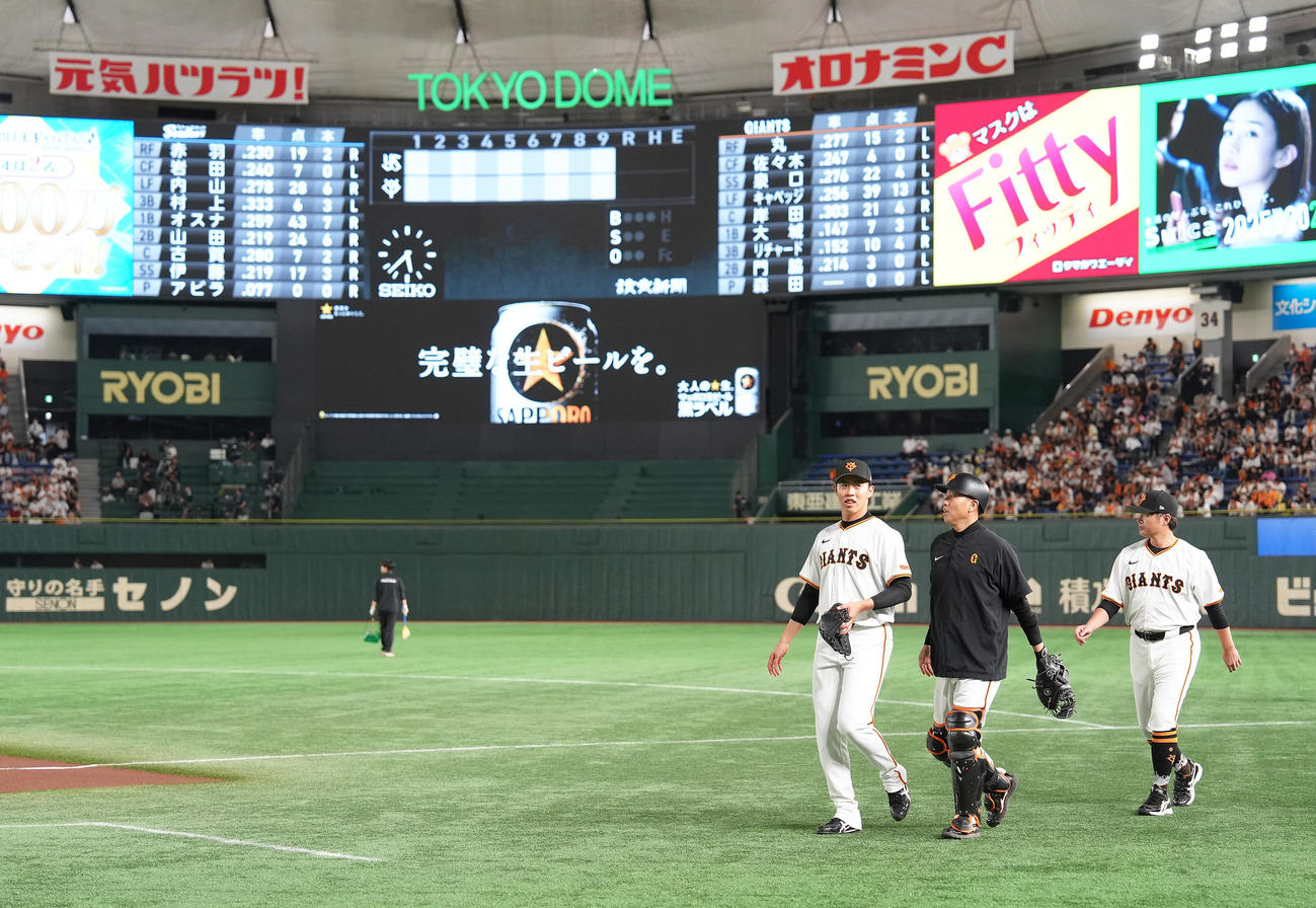 巨人対ヤクルト　本拠地東京ドームで先発予定の巨人森田（左）（撮影・足立雅史）