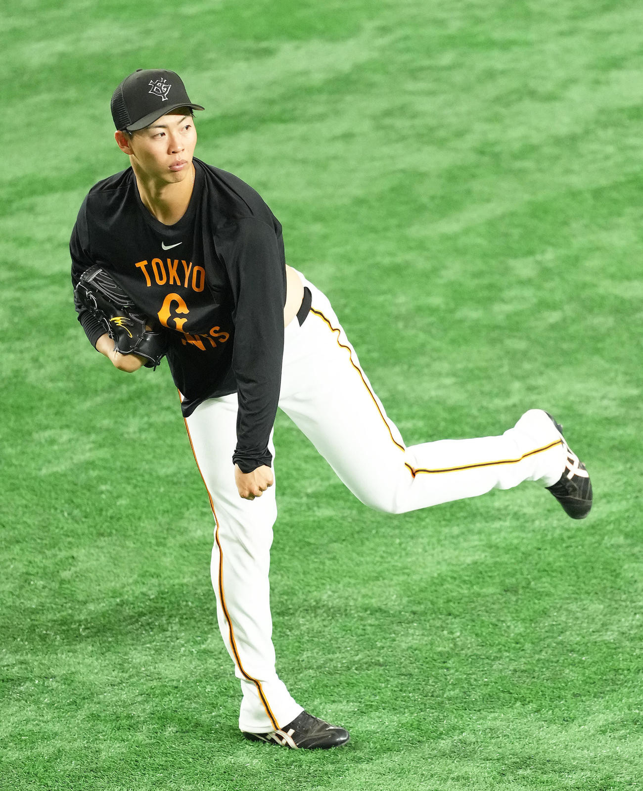 5日、キャッチボールで調整する巨人森田
