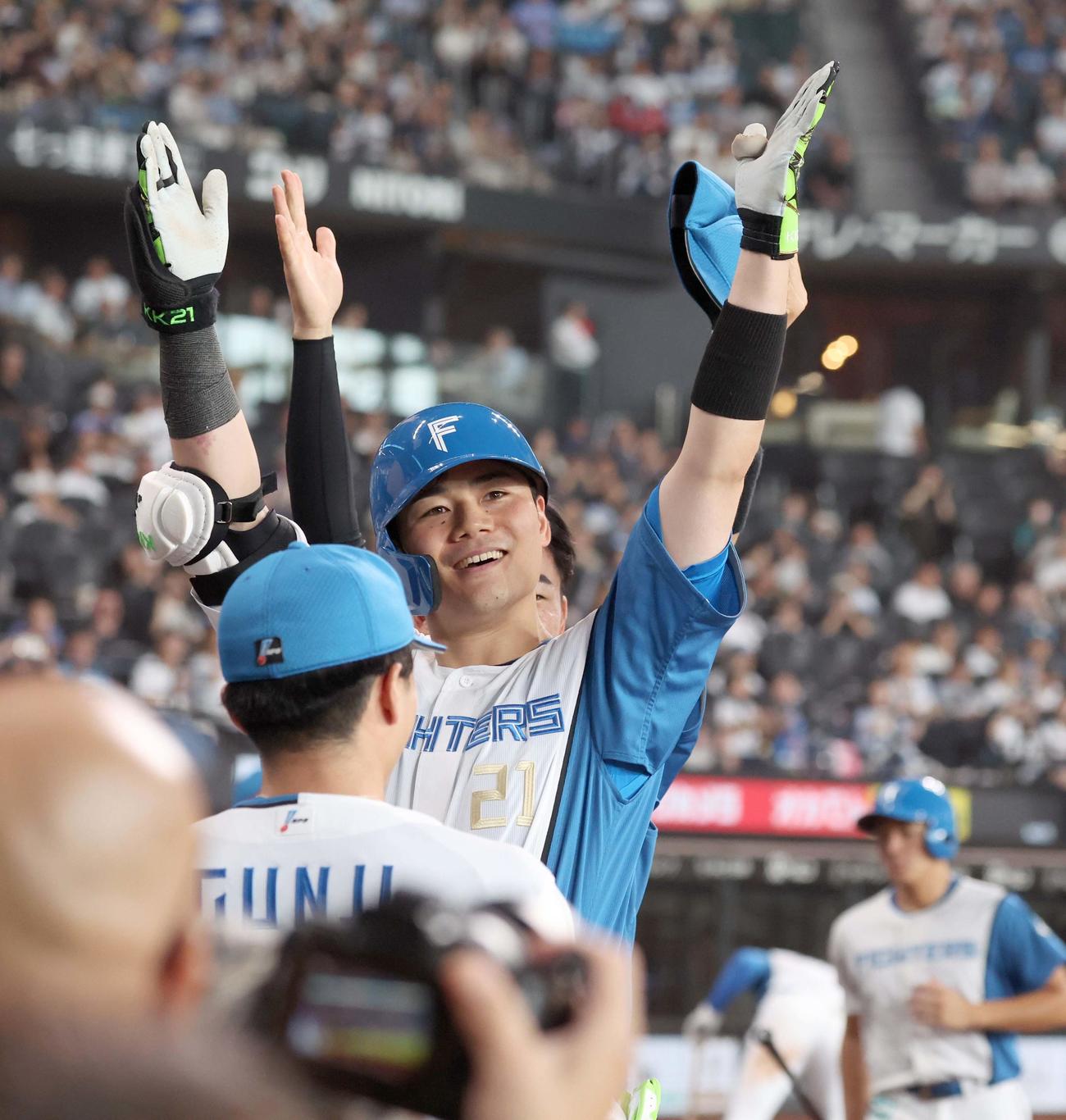 日本ハム対西武　6回裏日本ハム1死、右越え本塁打を放ちポーズをとる清宮幸（撮影・黒川智章）
