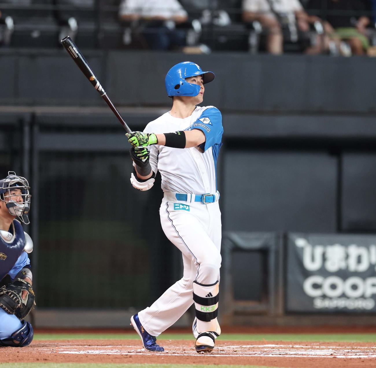 日本ハム対西武　6回裏日本ハム1死、右越え本塁打を放つ清宮幸（撮影・黒川智章）