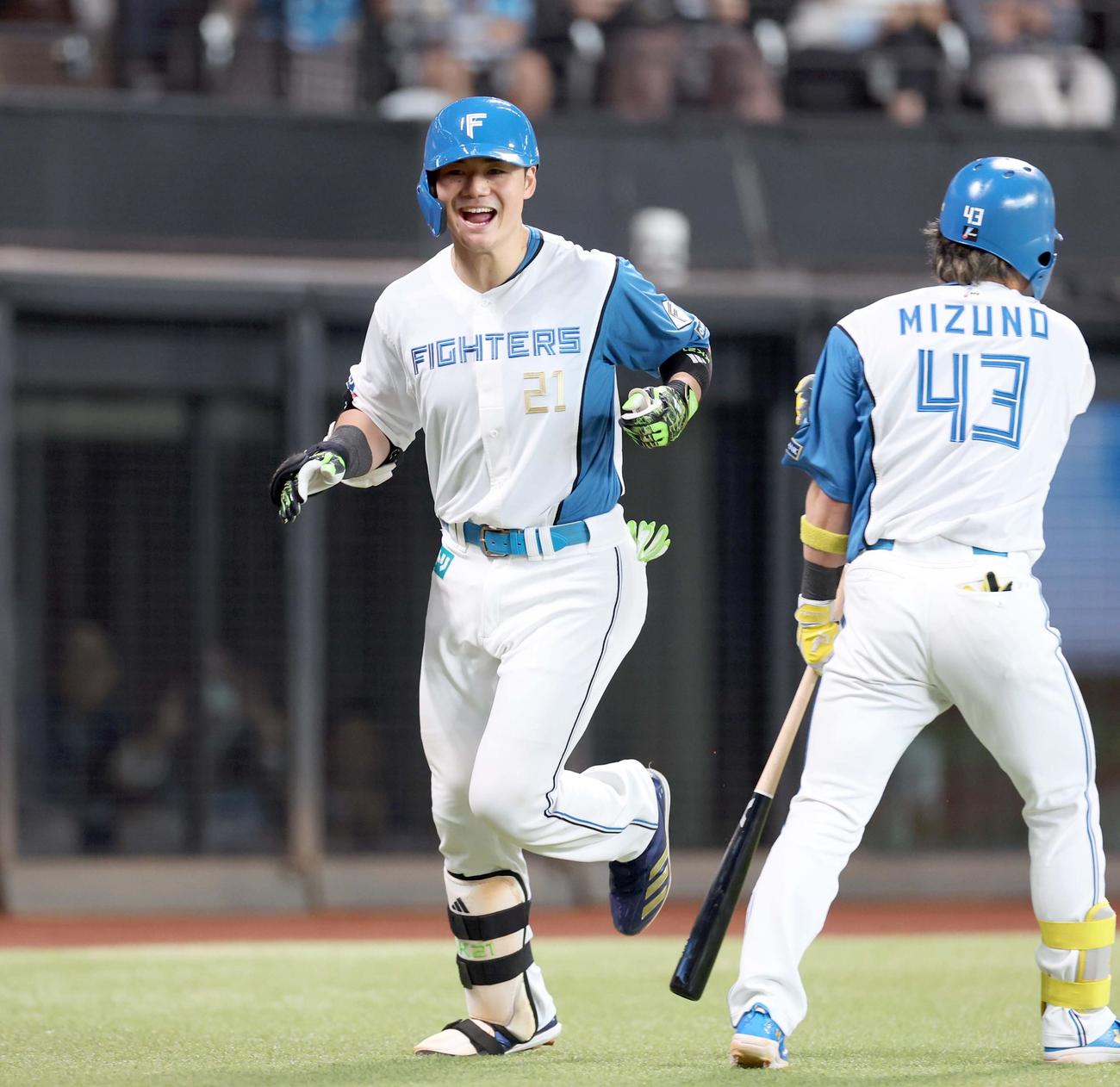 日本ハム対西武　6回裏日本ハム1死、右越え本塁打を放ち笑顔で生還する清宮幸（撮影・黒川智章）