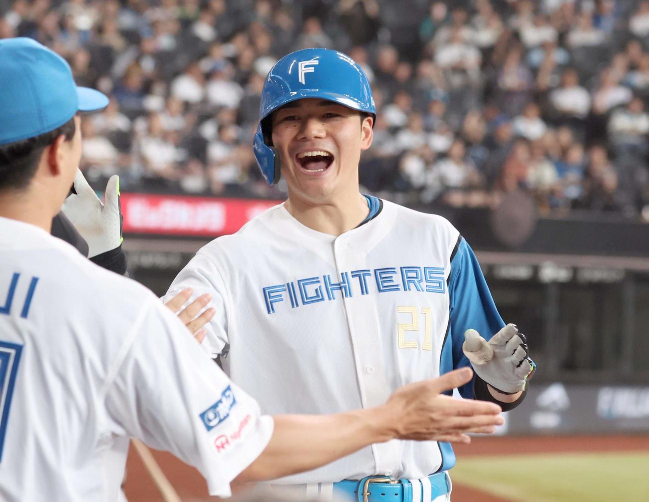 日本ハム対西武　6回裏日本ハム1死、右越え本塁打を放ちナインに出迎えられる清宮幸（撮影・黒川智章）