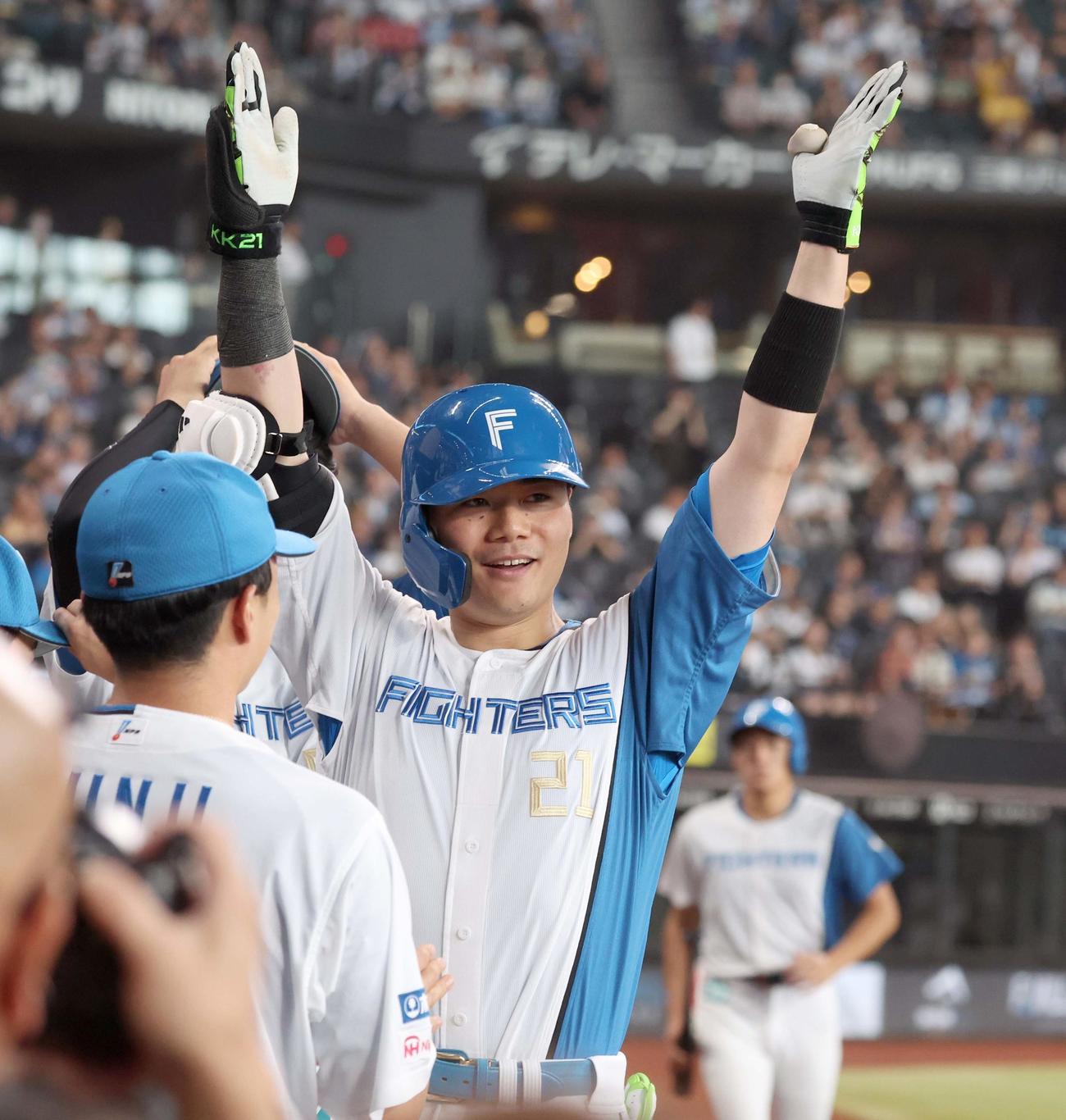 日本ハム対西武　6回裏日本ハム1死、右越え本塁打を放ちポーズをとる清宮幸（撮影・黒川智章）