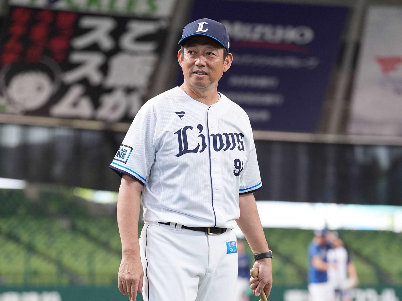 ピンクリボン運動に取り組む西武鳥越裕介ヘッド（球団提供）