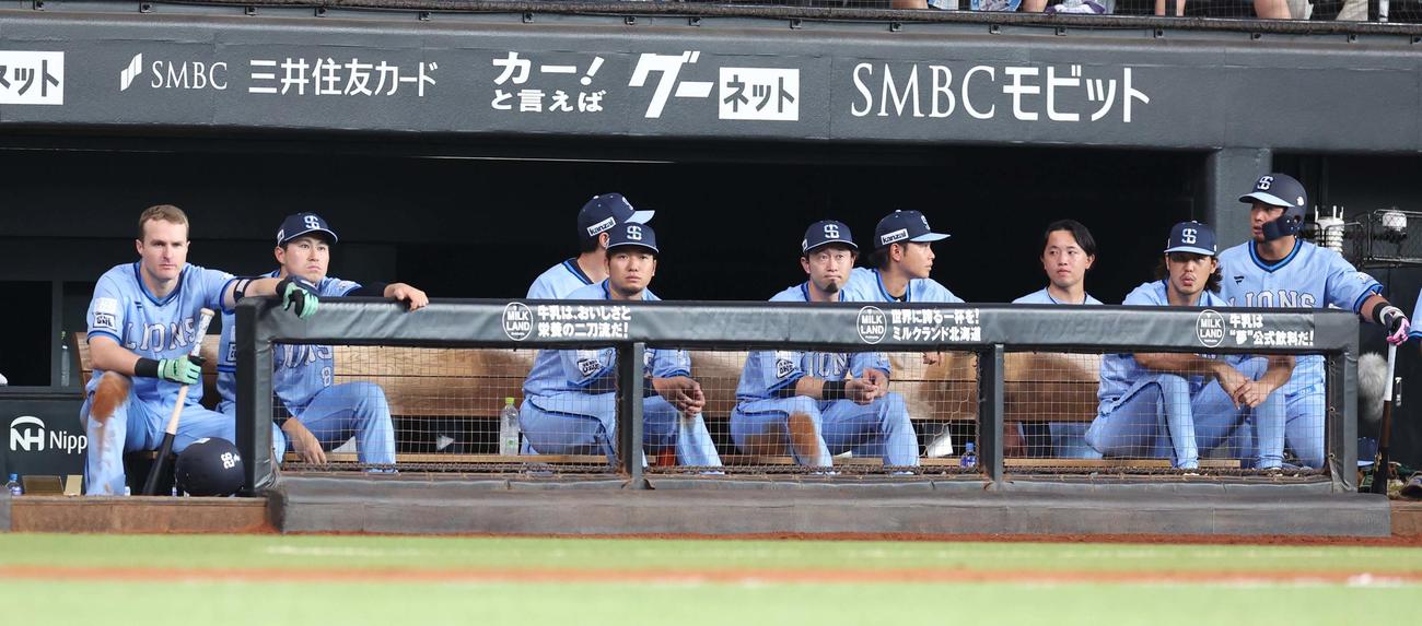 日本ハム対西武　試合を見つめる西武ナイン（撮影・黒川智章）