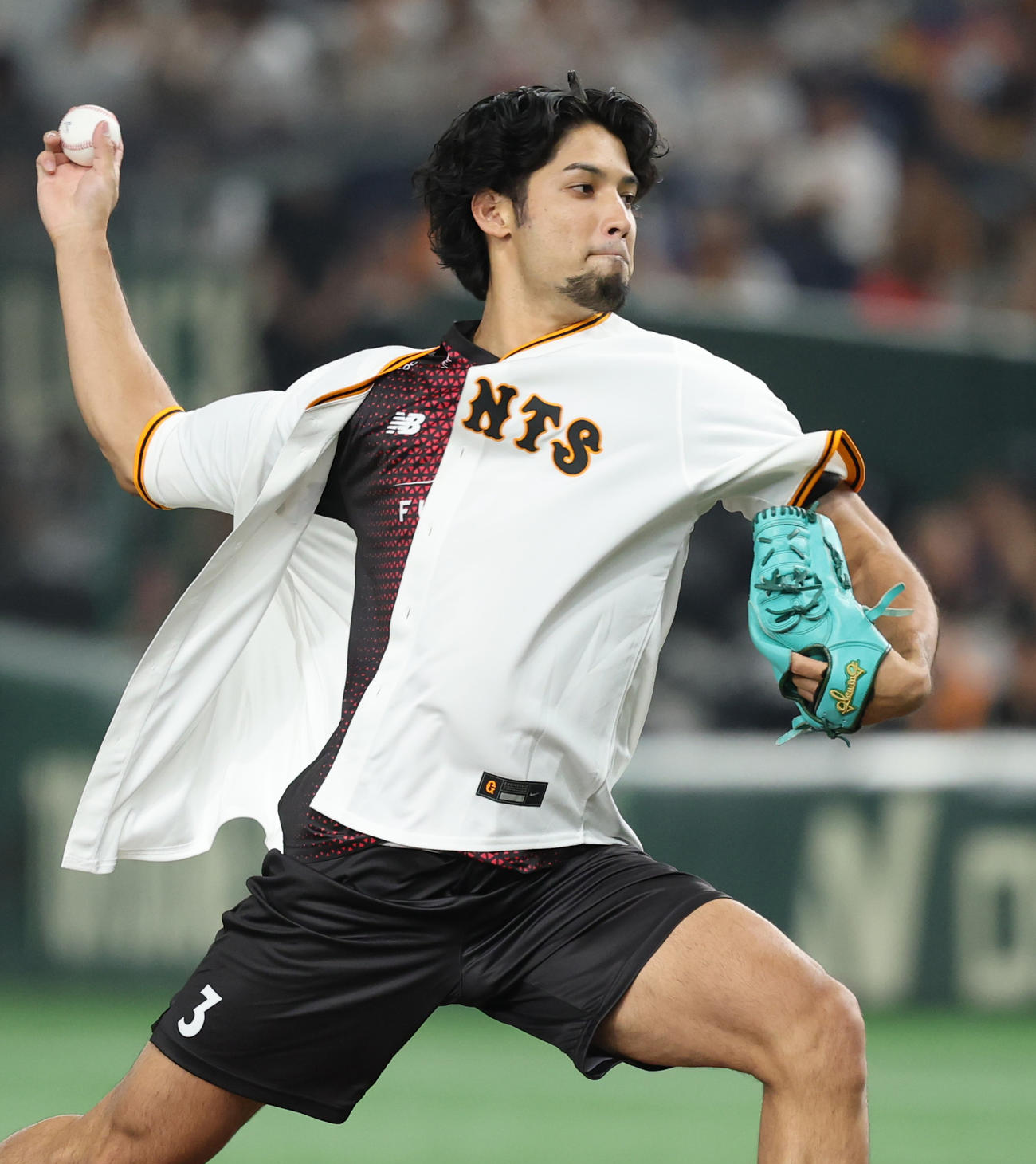 巨人対ヤクルト　ファーストピッチを行うジークスター東京の部井久アダム勇樹（撮影・野上伸悟）